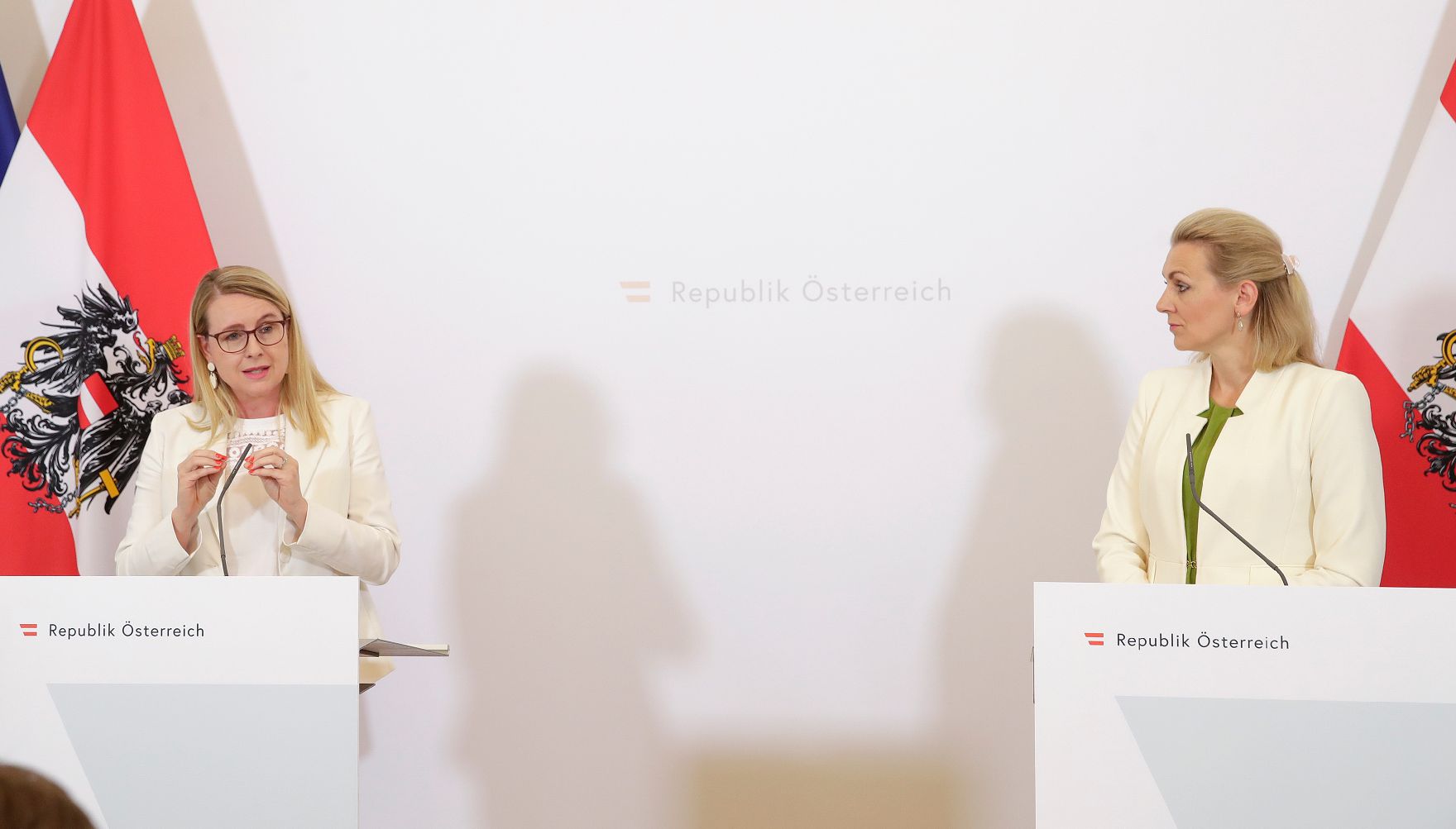 Am 14. Juli 2020 gaben Bundesministerin Christine Aschbacher (l.) und Bundesministerin Margarete Schramböck (r.) im Bundeskanzleramt ein Pressestatement zu den Maßnahmen gegen die Krise.