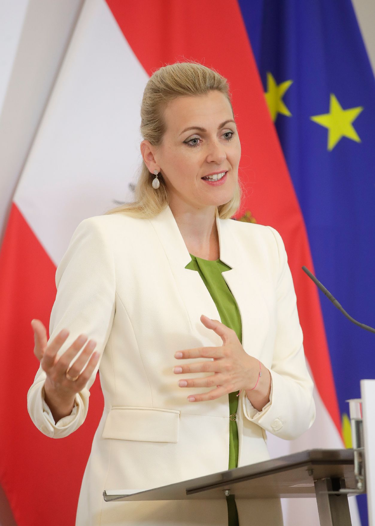 Am 14. Juli 2020 gaben Bundesministerin Christine Aschbacher (im Bild) und Bundesministerin Margarete Schramböck im Bundeskanzleramt ein Pressestatement zu den Maßnahmen gegen die Krise.