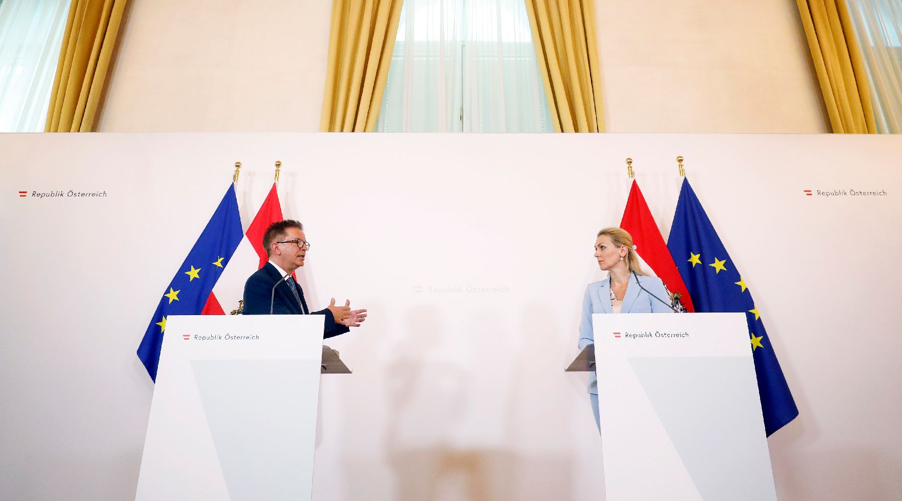 Gesundheitsminister Rudolf Anschober (l.) und Bundesministerin Christine Aschbacher (r.) beim Pressefoyer nach dem Ministerrat am 29. Juli 2020