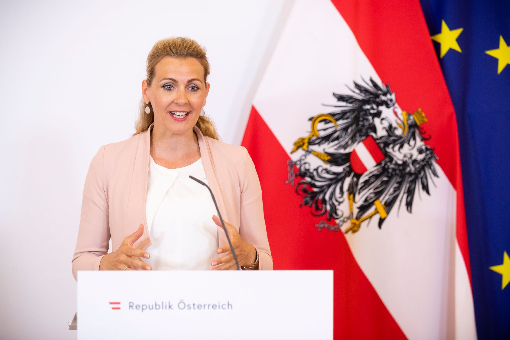 Am 11.August 2020 fand ein Pressestatement zu den Maßnahmen gegen die Krise im Bundeskanzleramt statt. Im Bild Bundesministerin Christine Aschbacher.