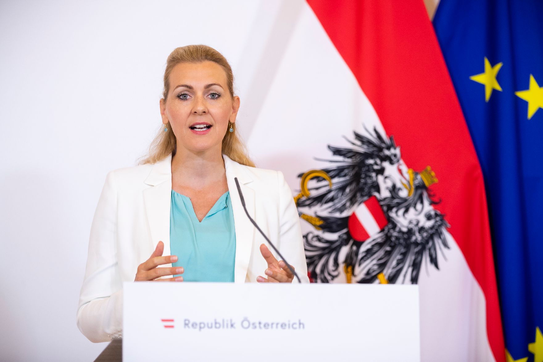 Am 1. September 2020 fand ein Pressestatement zu den Maßnahmen gegen die Krise im Bundeskanzleramt statt. Im Bild Bundesministerin Christine Aschbacher.