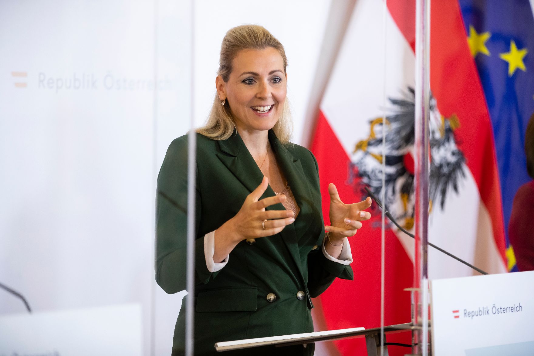 Am 18. September 2020 fand ein Pressestatement zu den Maßnahmen gegen die Krise im Bundeskanzleramt statt. Im Bild Bundesministerin Christine Aschbacher.