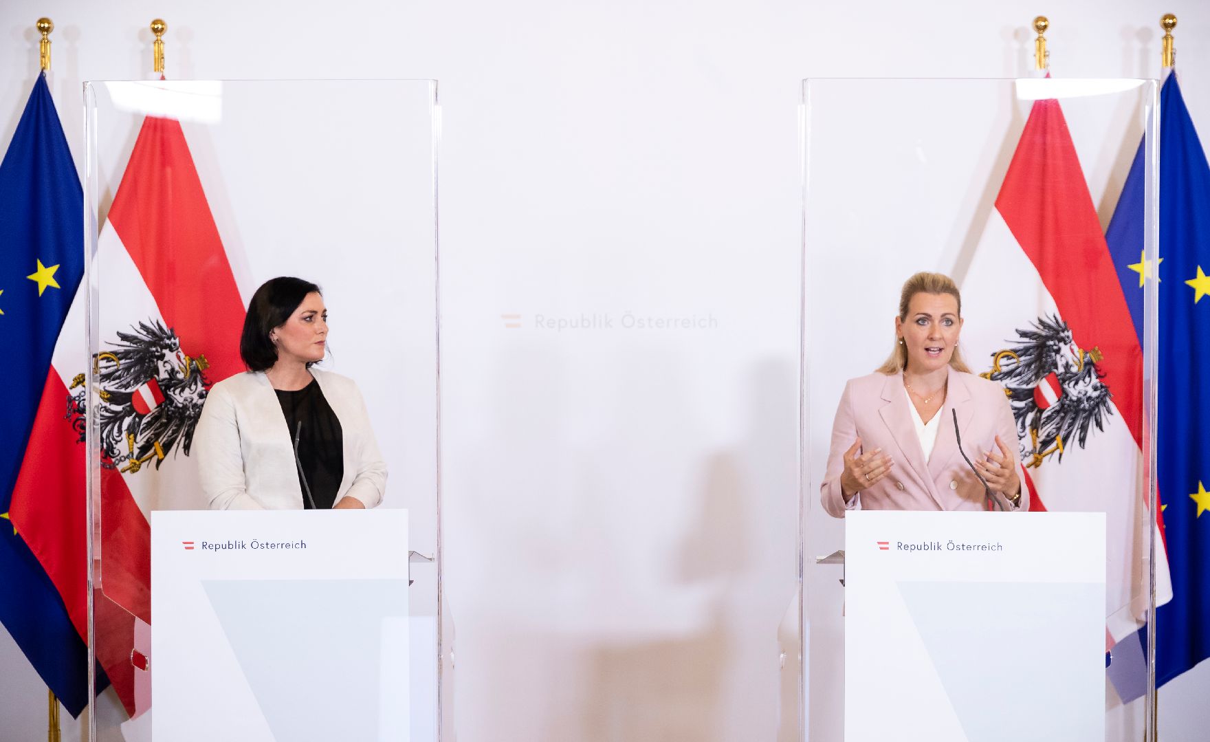 Am 22. September 2020 fand ein Pressestatement zu den Maßnahmen gegen die Krise im Bundeskanzleramt statt. Im Bild Bundesministerin Christine Aschbacher (r.) und Bundesministerin Elisabeth Köstinger (l.).