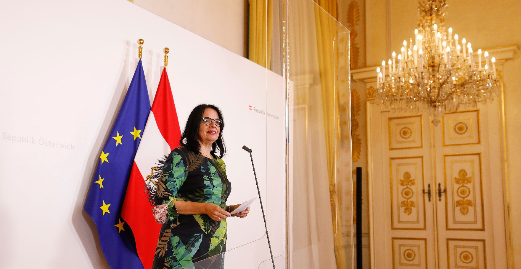 Staatssekretärin Andrea Mayer beim Doorstep vor dem Ministerrat am 30. September 2020.