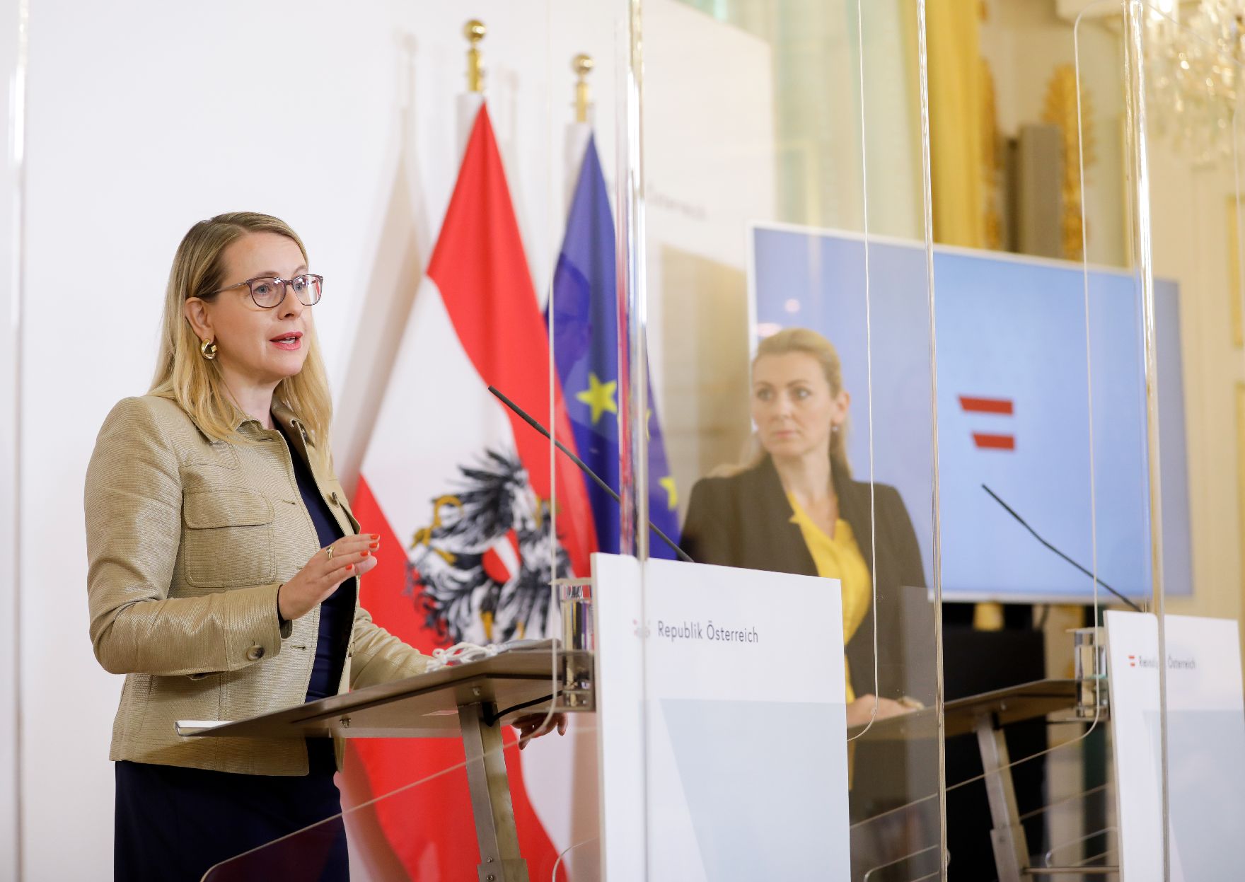 Am 20. Oktober 2020 fand ein Pressestatement zu den Maßnahmen gegen die Krise im Bundeskanzleramt statt. Im Bild Bundesministerin Christine Aschbacher (r.) und Bundesministerin Margarete Schramböck (l.).