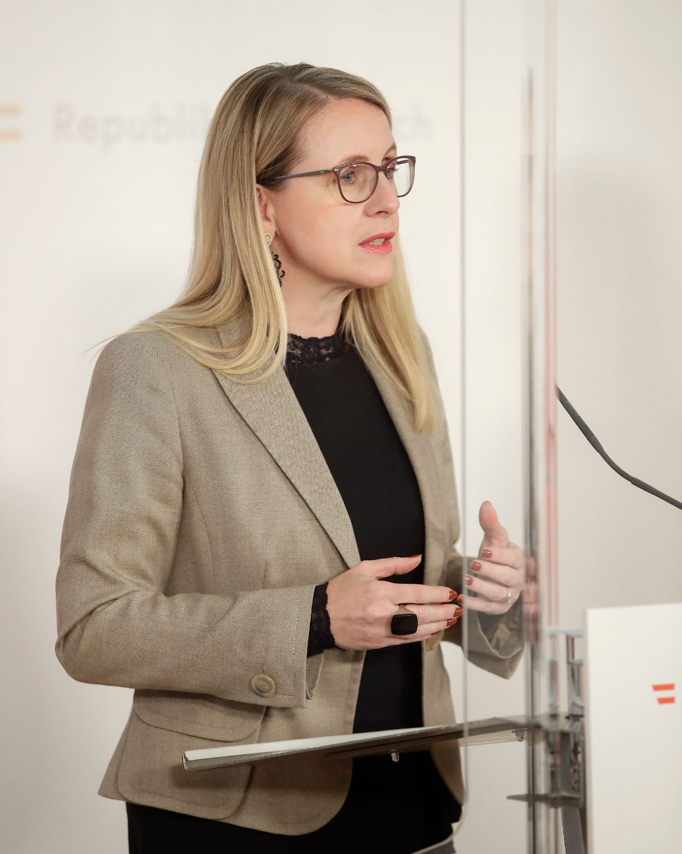 Am 17. November 2020 fand ein Pressestatement zu den Maßnahmen gegen die Krise im Bundeskanzleramt statt. Im Bild Bundesministerin Margarete Schramböck.