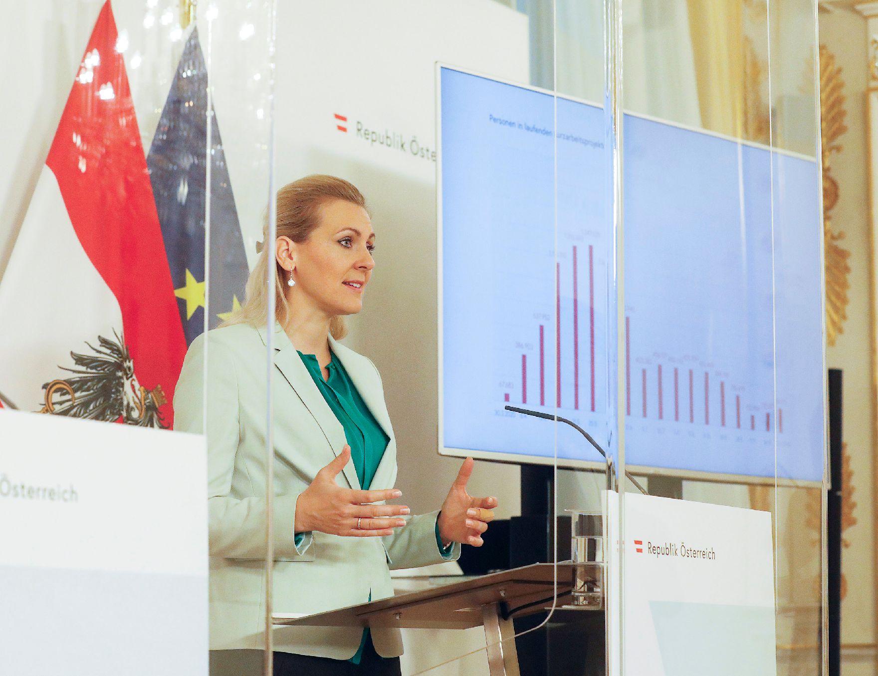 Am 24. November 2020 fand ein Pressestatement zu den Maßnahmen gegen die Krise im Bundeskanzleramt statt. Im Bild Bundesministerin Christine Aschbacher.