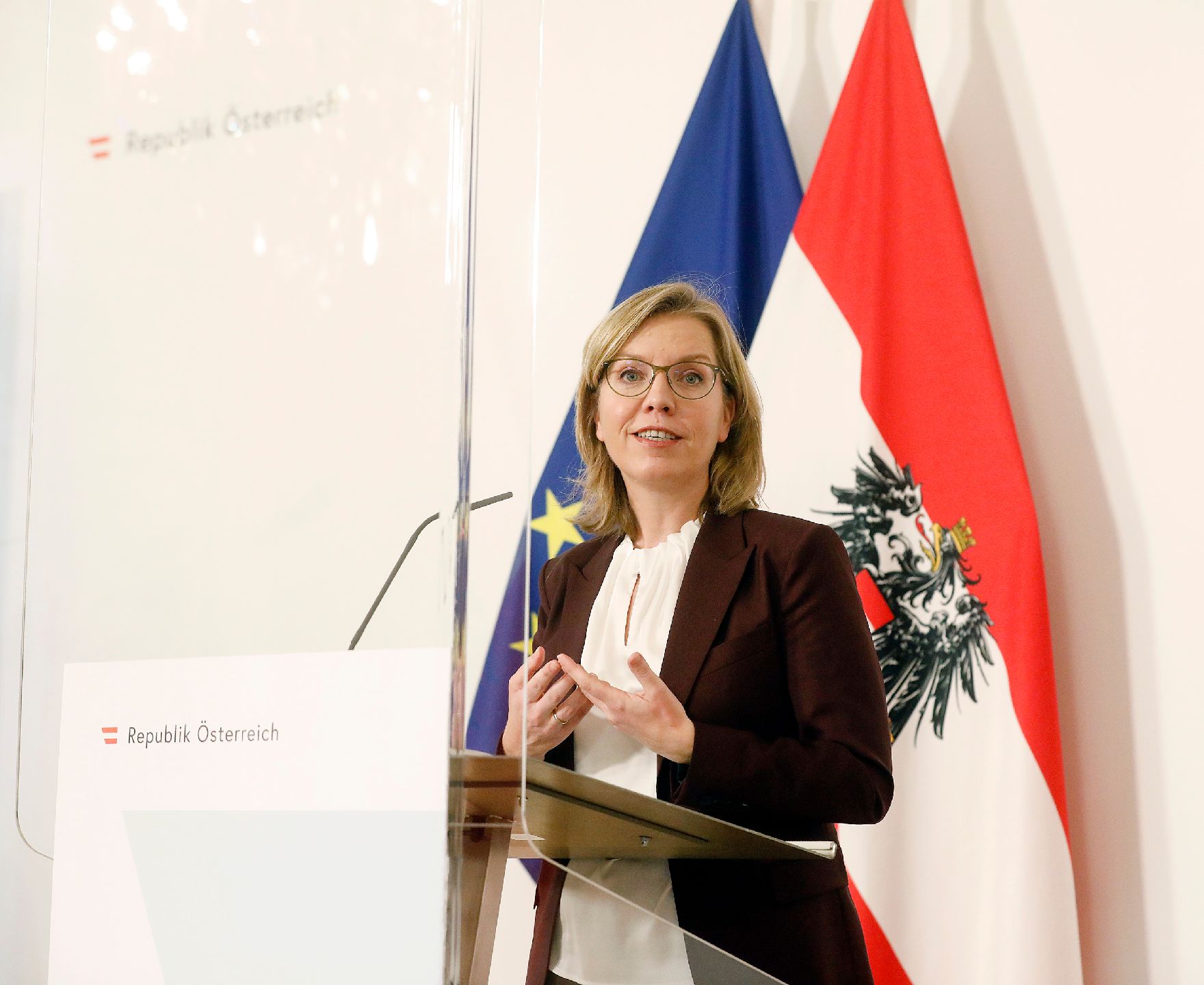 Am 24. November 2020 fand ein Pressestatement zu den Maßnahmen gegen die Krise im Bundeskanzleramt statt. Im Bild Bundesministerin Leonore Gewessler.