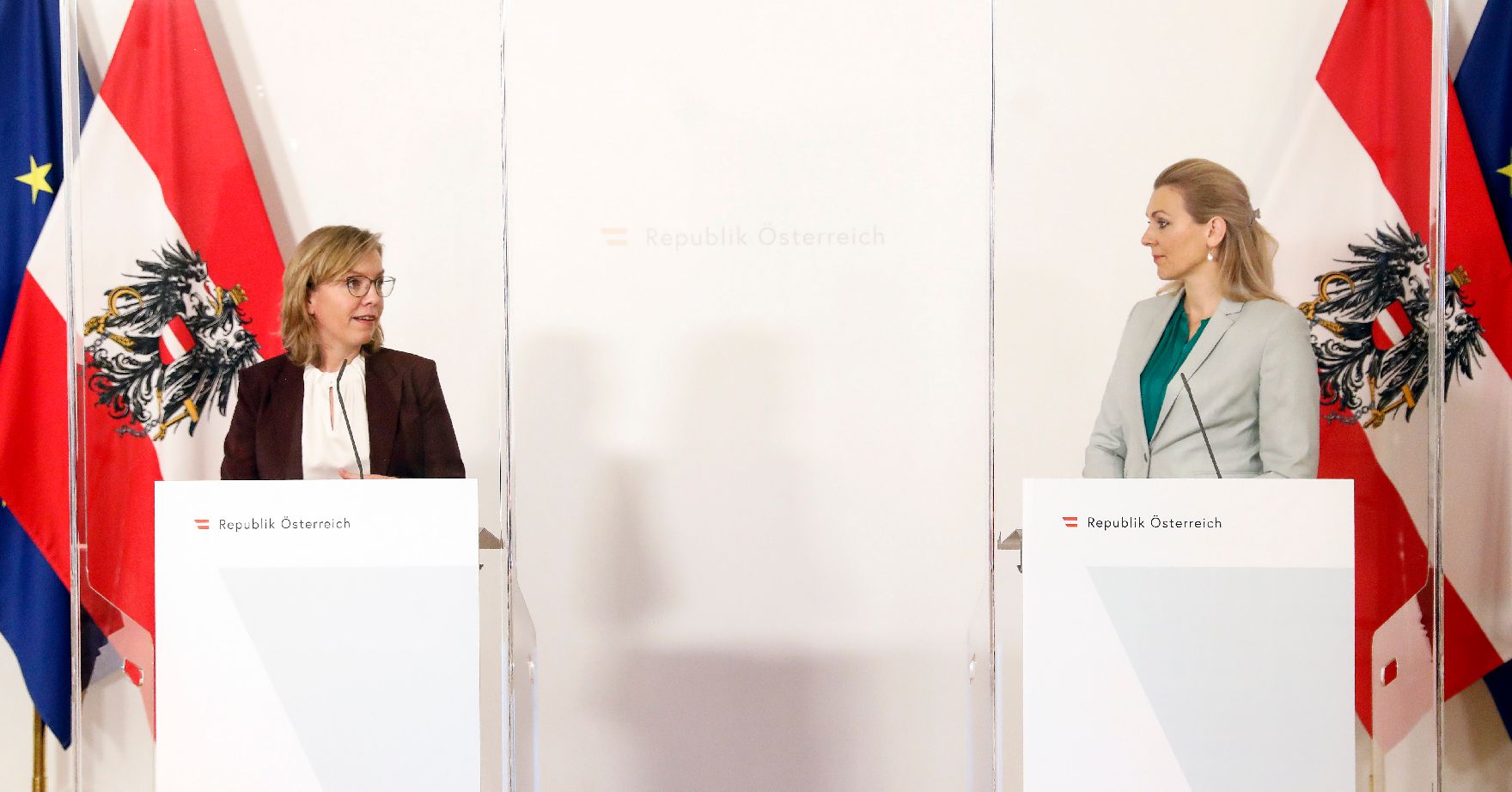 Am 24. November 2020 fand ein Pressestatement zu den Maßnahmen gegen die Krise im Bundeskanzleramt statt. Im Bild Bundesministerin Christine Aschbacher (r.) und Bundesministerin Leonore Gewessler (l.).