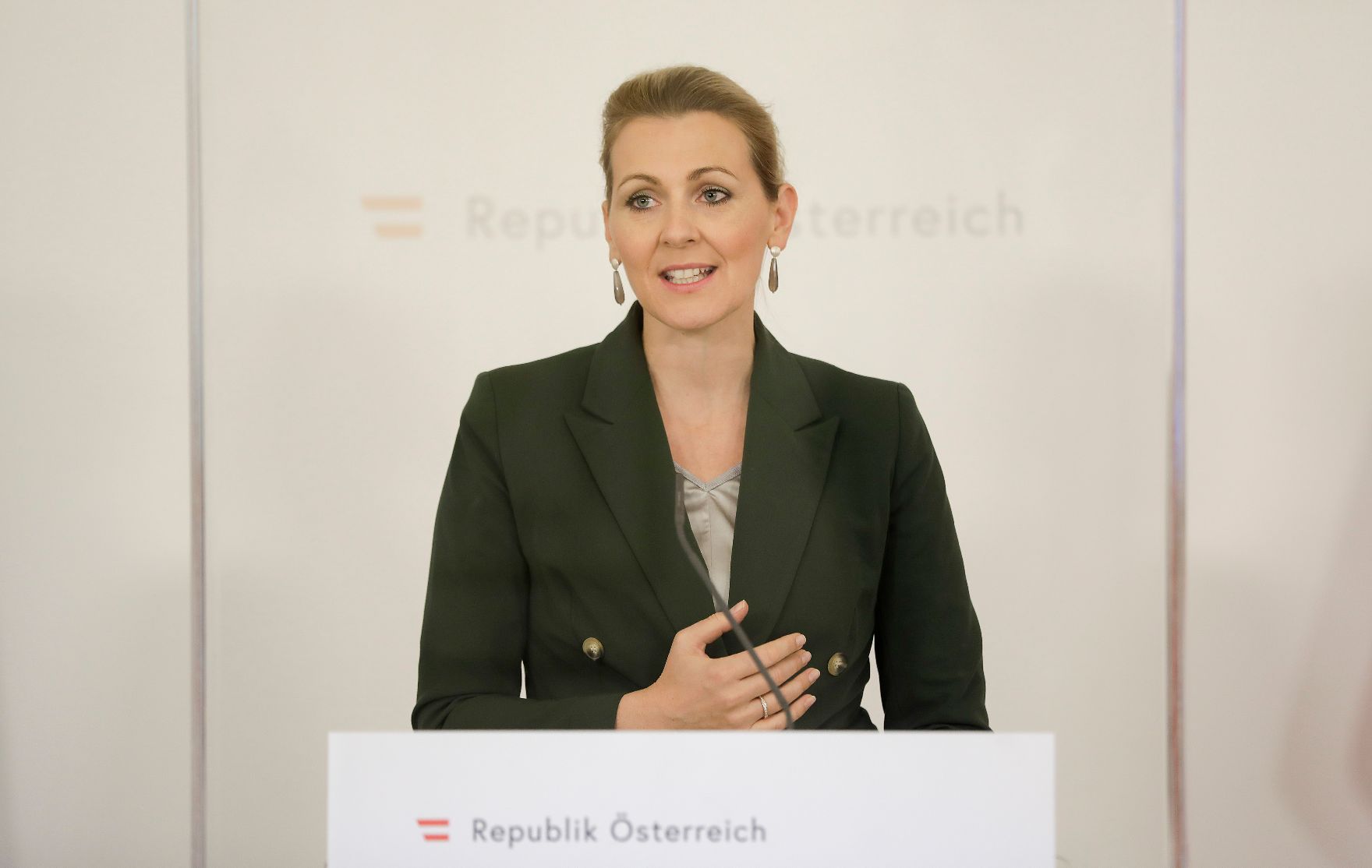 Am 1. Dezember 2020 fand ein Pressestatement zu den Maßnahmen gegen die Krise im Bundeskanzleramt statt. Im Bild Bundesministerin Christine Aschbacher.