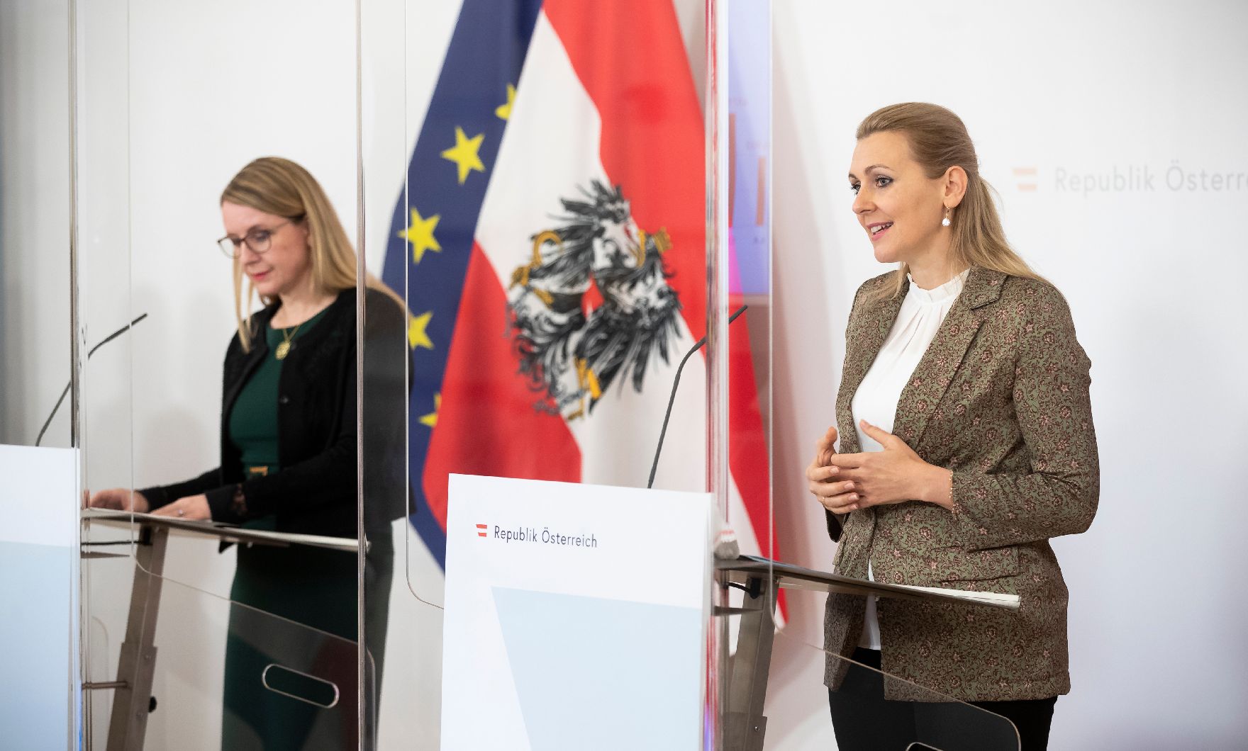 Am 22. Dezember 2020 fand ein Pressestatement zu den Maßnahmen gegen die Krise im Bundeskanzleramt statt. Im Bild Bundesministerin Christine Aschbacher (r.) und Bundesministerin Margarete Schramböck (l.).