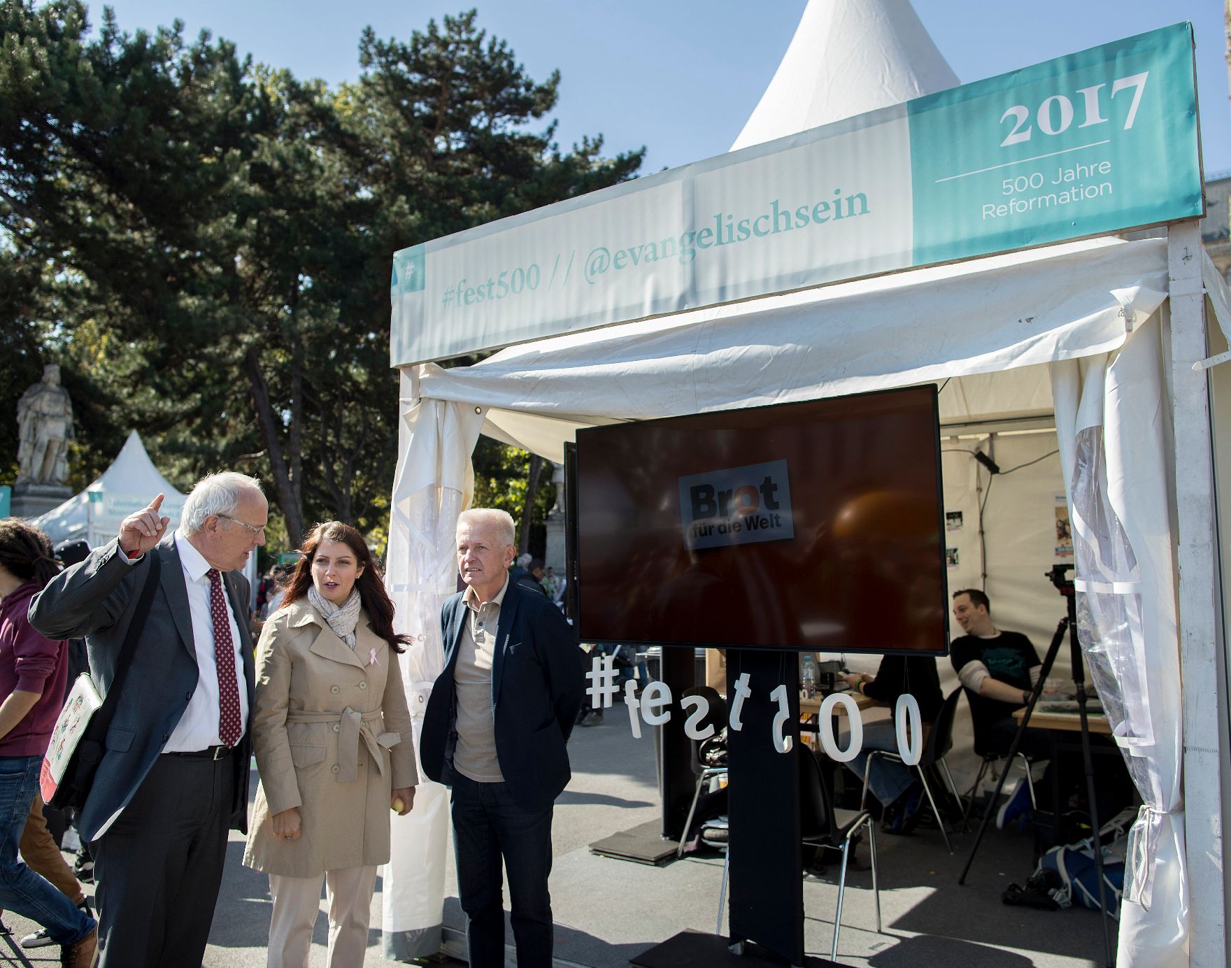 Am 30. September 2017 besuchte Staatssekretärin Muna Duzdar (m.) die Veranstaltung "Reformation bewegt 500 Jahre und 1 Fest" am Rathausplatz. Im Bild mit Bischof Michael Bünker (l.).