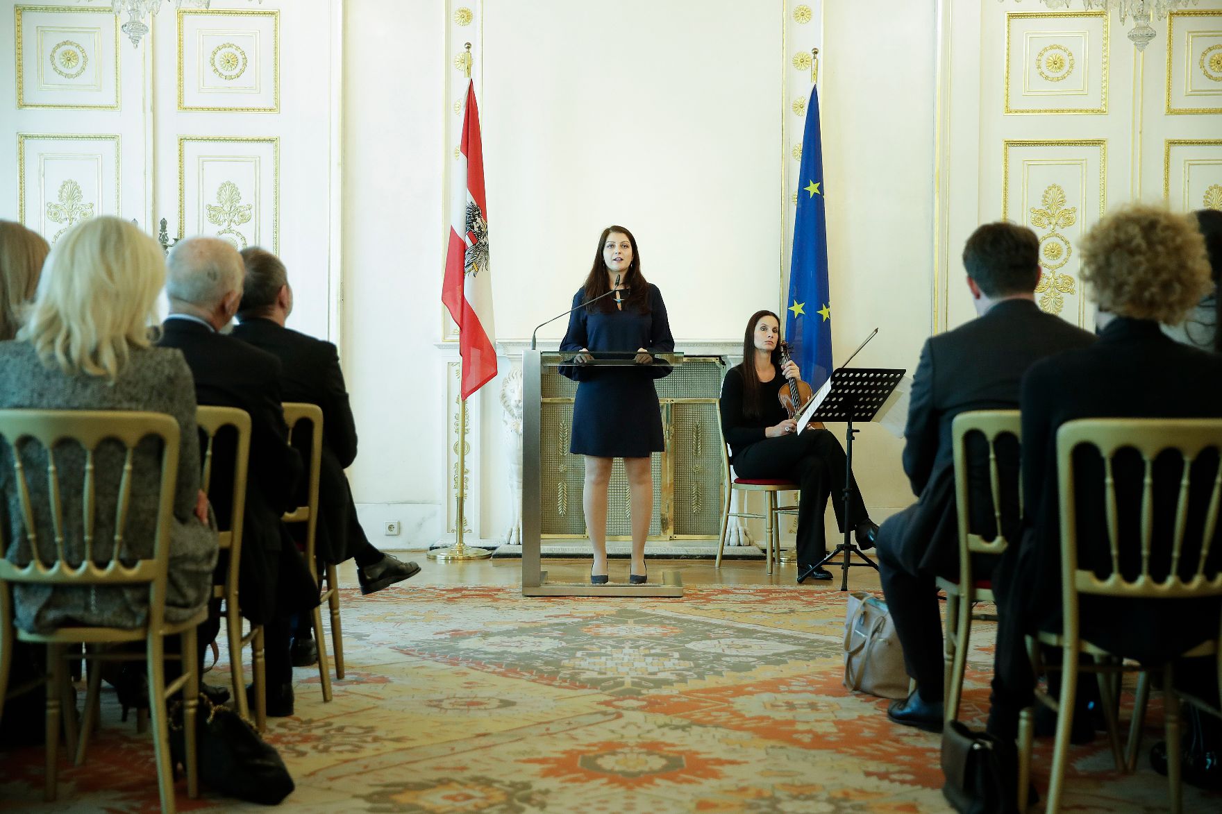 Am 30. Oktober 2017 überreichte Staatssekretärin Muna Duzdar (im Bild) das Große Silberne Ehrenzeichen mit dem Stern für Verdienste um die Republik Österreich an Sektionschefin Angelika Flatz.