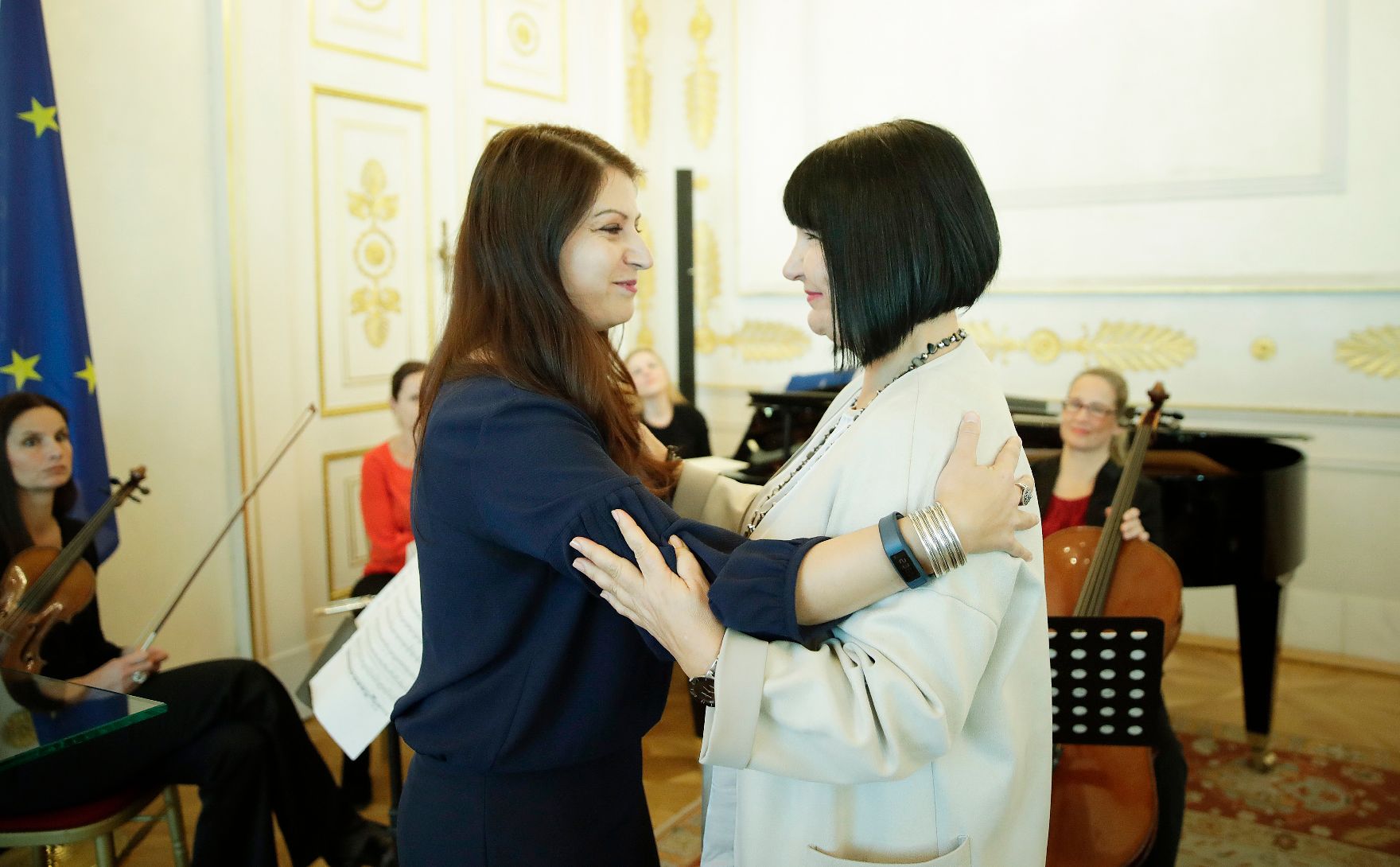 Am 30. Oktober 2017 überreichte Staatssekretärin Muna Duzdar (l.) das Große Silberne Ehrenzeichen mit dem Stern für Verdienste um die Republik Österreich an Sektionschefin Angelika Flatz (r.).