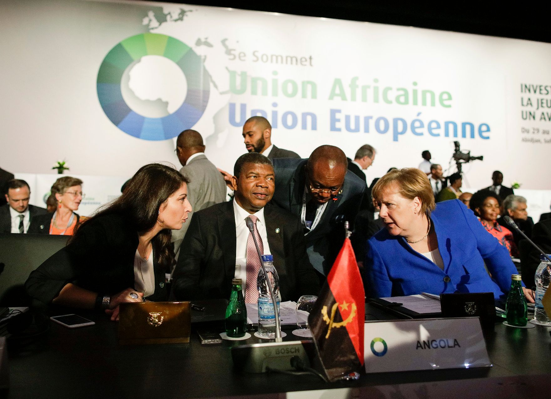 Am 29. November 2017 nahm Staatssekretärin Muna Duzdar (l.) am EU-Afrika Gipfel teil. Im Bild mit der deutschen Bundeskanzlerin Angela Merkel (r.) und dem Präsidenten von Angola João Lourenço (m.).