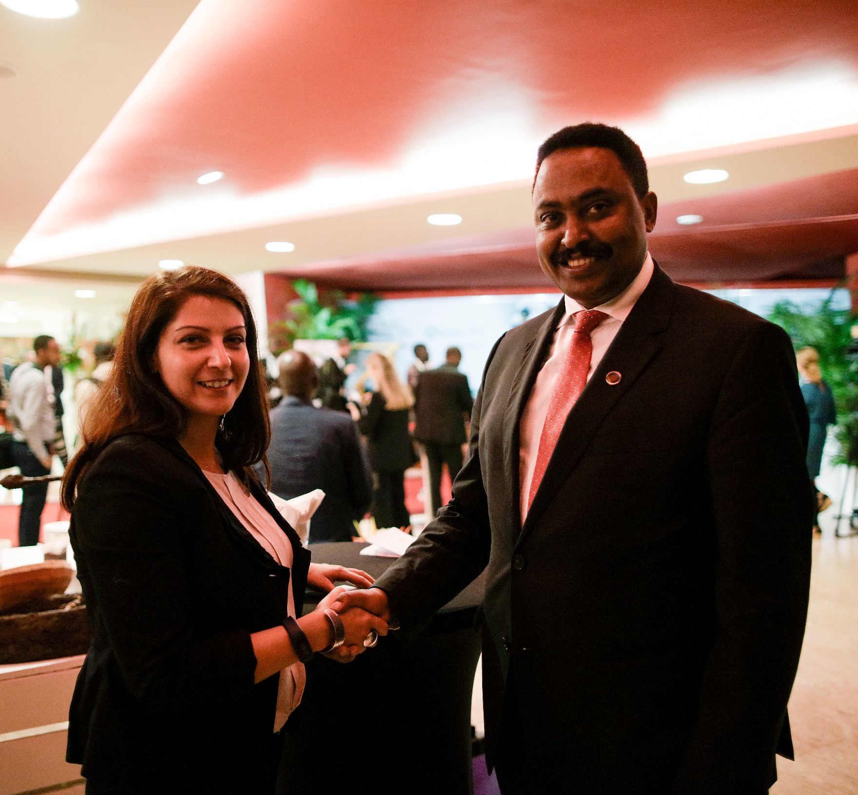 Am 29. November 2017 nahm Staatssekretärin Muna Duzdar (l.) am EU-Afrika Gipfel teil. Im Bild mit dem Außenminister von Äthiopien Gebeyehu Workneh (r.).