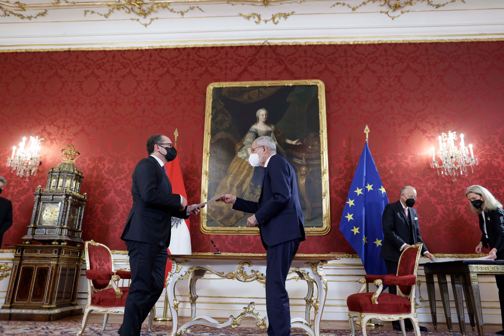 Am 6. Dezember 2021 wurde Bundesminister Alexander Schallenberg (l.) angelobt. Im Bild mit Bundespräsident Alexander van der Bellen (r.).