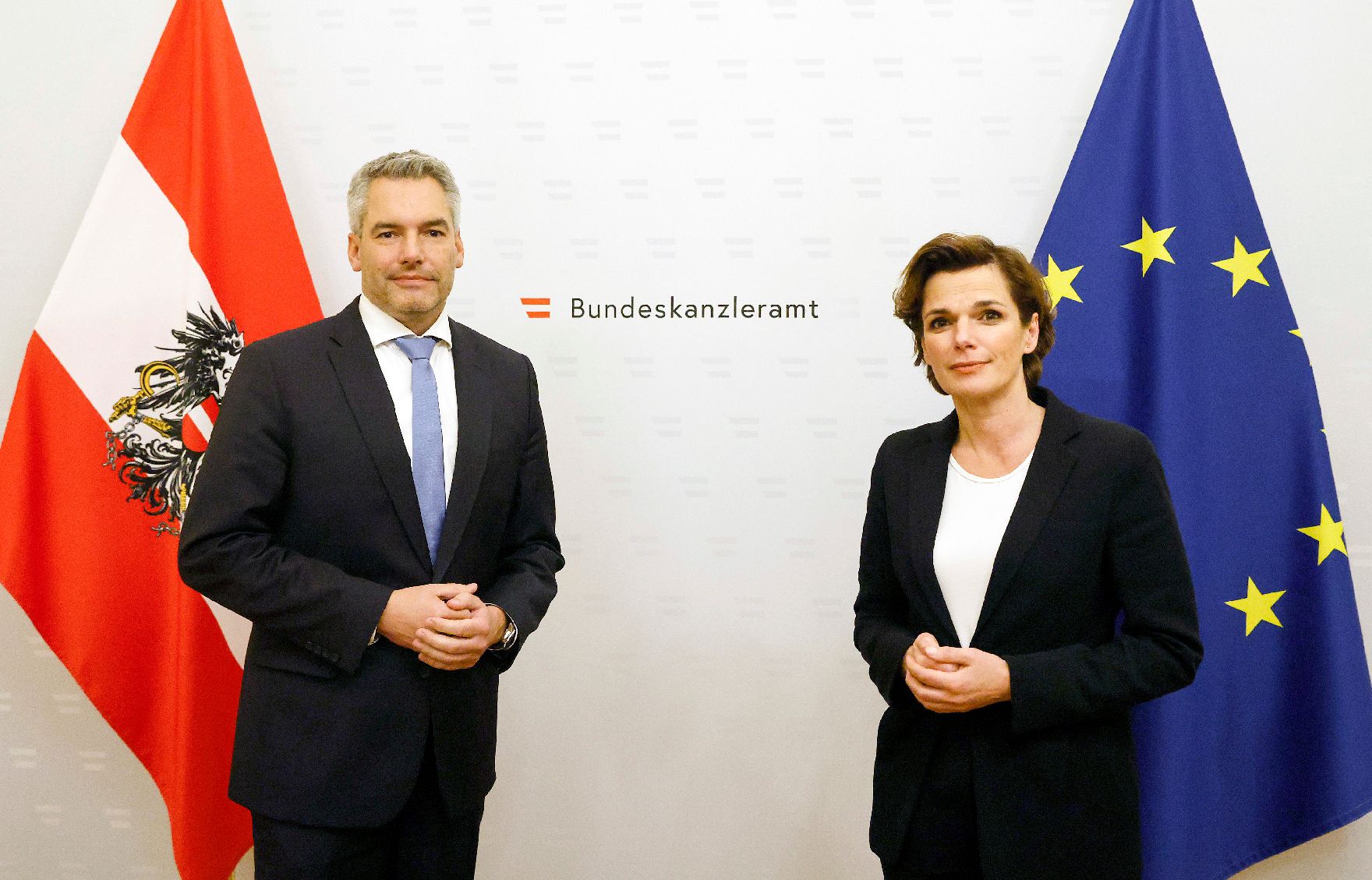 Am 6. Dezember 2021 empfing Bundeskanzler Karl Nehammer (l.) die SPÖ-Parteivorsitzende Pamela Rendi-Wagner (r.) zu einem Gespräch.