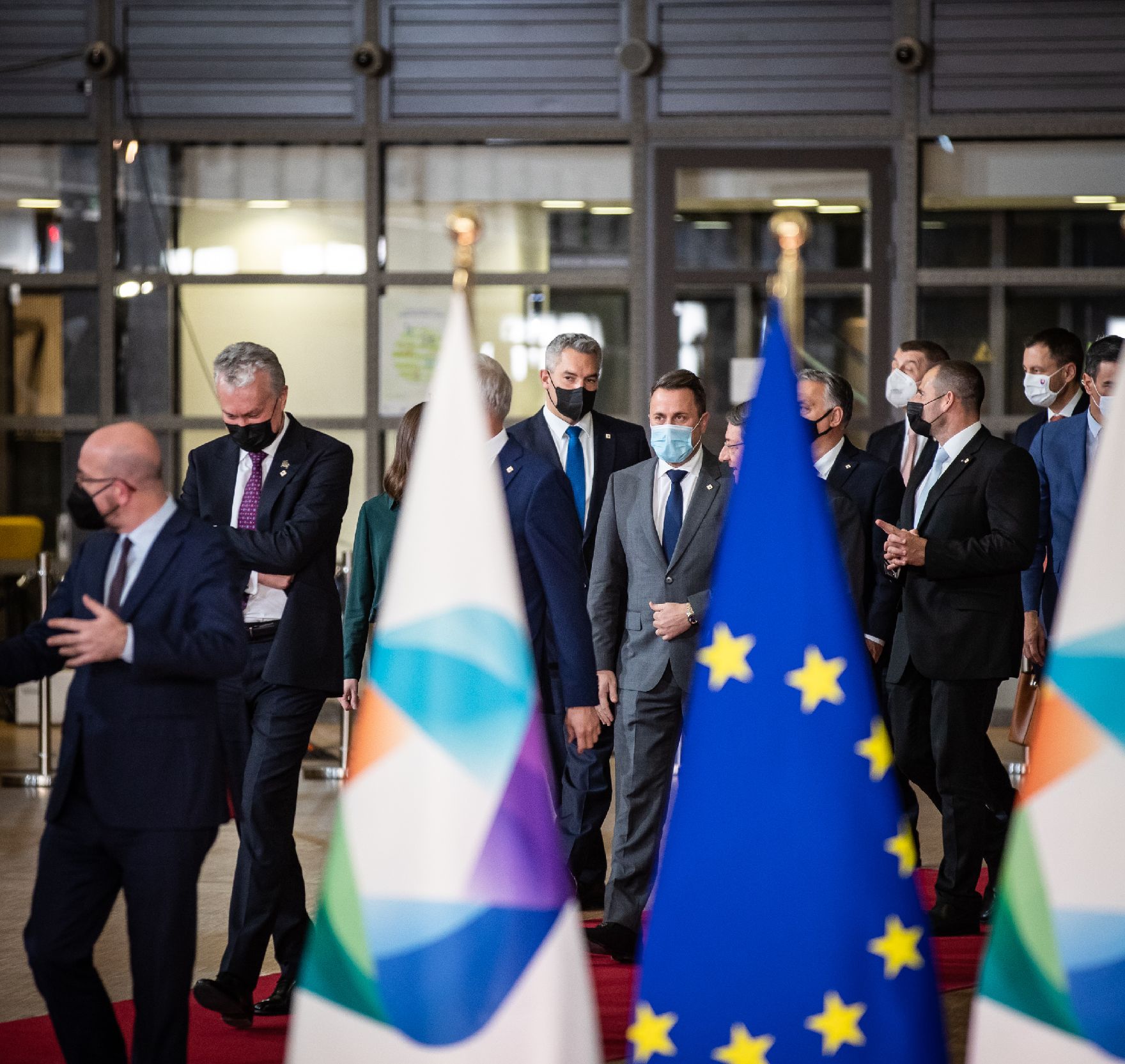 Am 15. Dezember 2021 reiste Bundeskanzler Karl Nehammer (m.) zu einem Arbeitsbesuch nach Brüssel. Im Bild beim Gruppenfoto vom Gipfel der östlichen Partnerschaft im Rahmen des EU Gipfels.