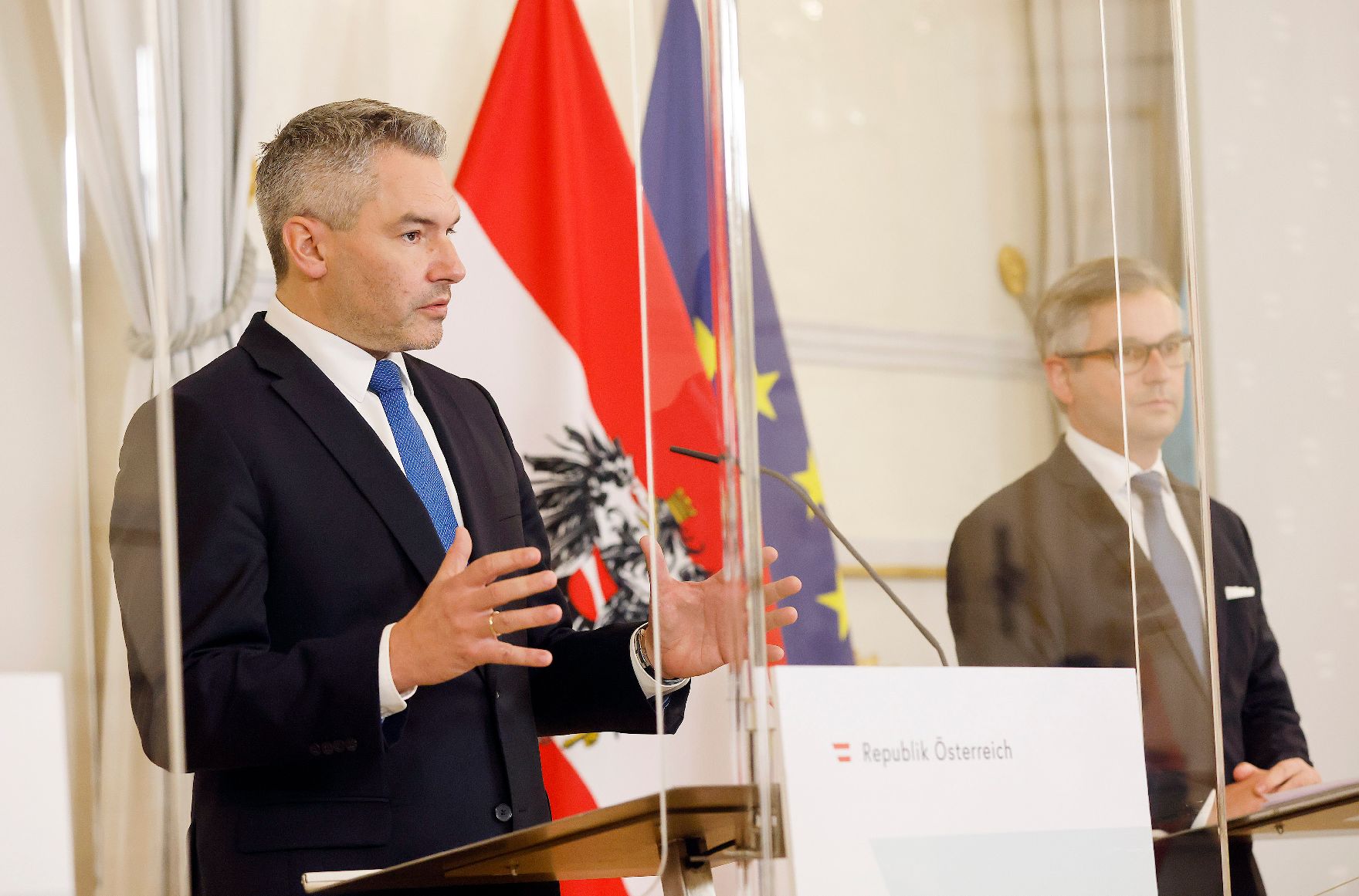 Im Bild Bundeskanzler Karl Nehammer (l.) und Bundesminister Magnus Brunner (r.) beim Pressefoyer nach dem Ministerrat am 15. Dezember 2021.