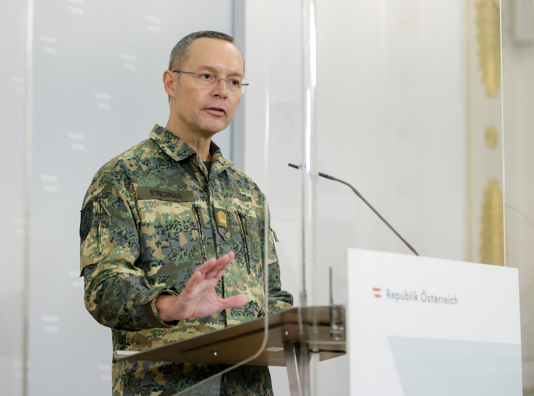 Am 18. Dezember 2021 fand eine Pressekonferenz zum Thema Vorstellung „Gesamtstaatliche COVID-Krisenkoordination“ (GECKO) statt. Im Bild Generalmajor Rudolf Striedinger.