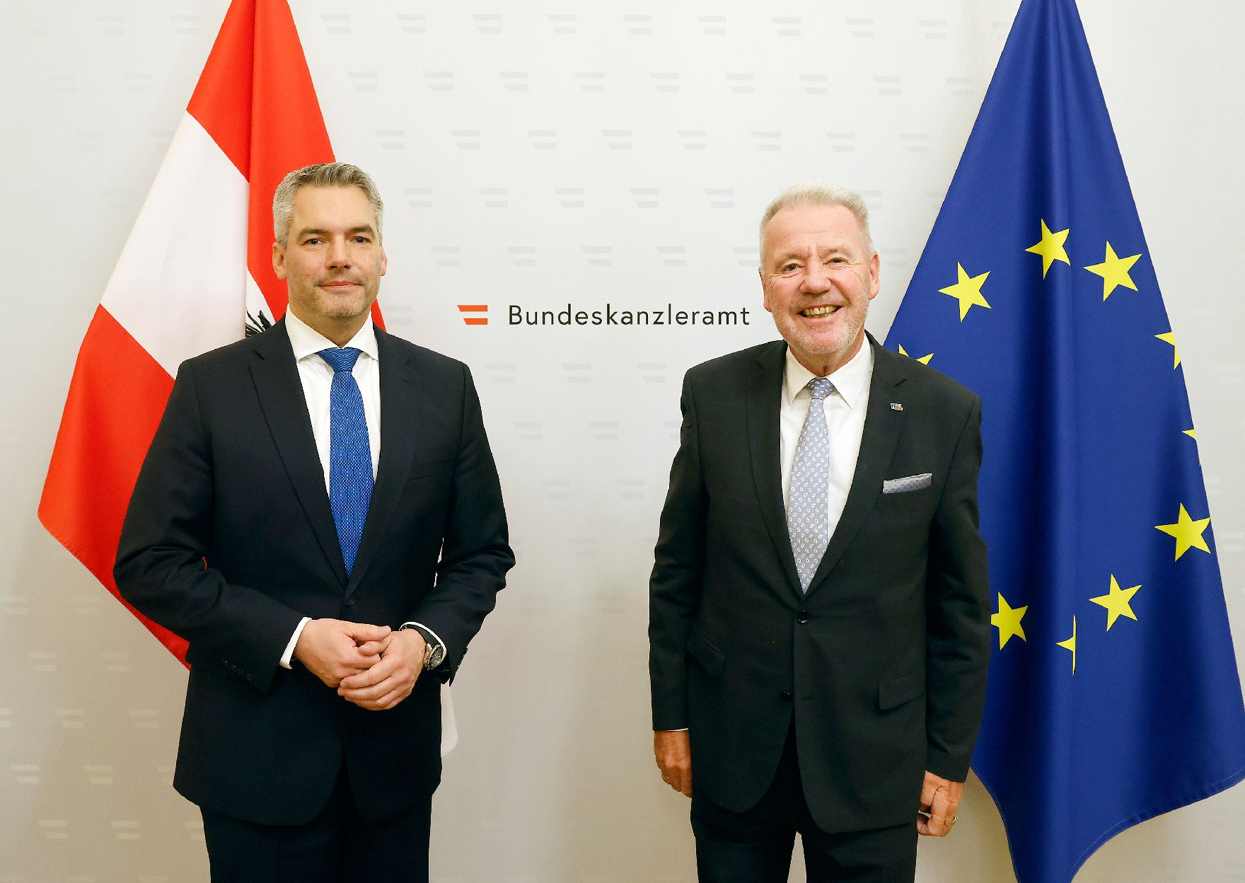 Am 23. Dezember 2021 empfing Bundeskanzler Karl Nehammer (l.) den Bürgermeister Klaus Schneeberger (r.) zu einem Gespräch.