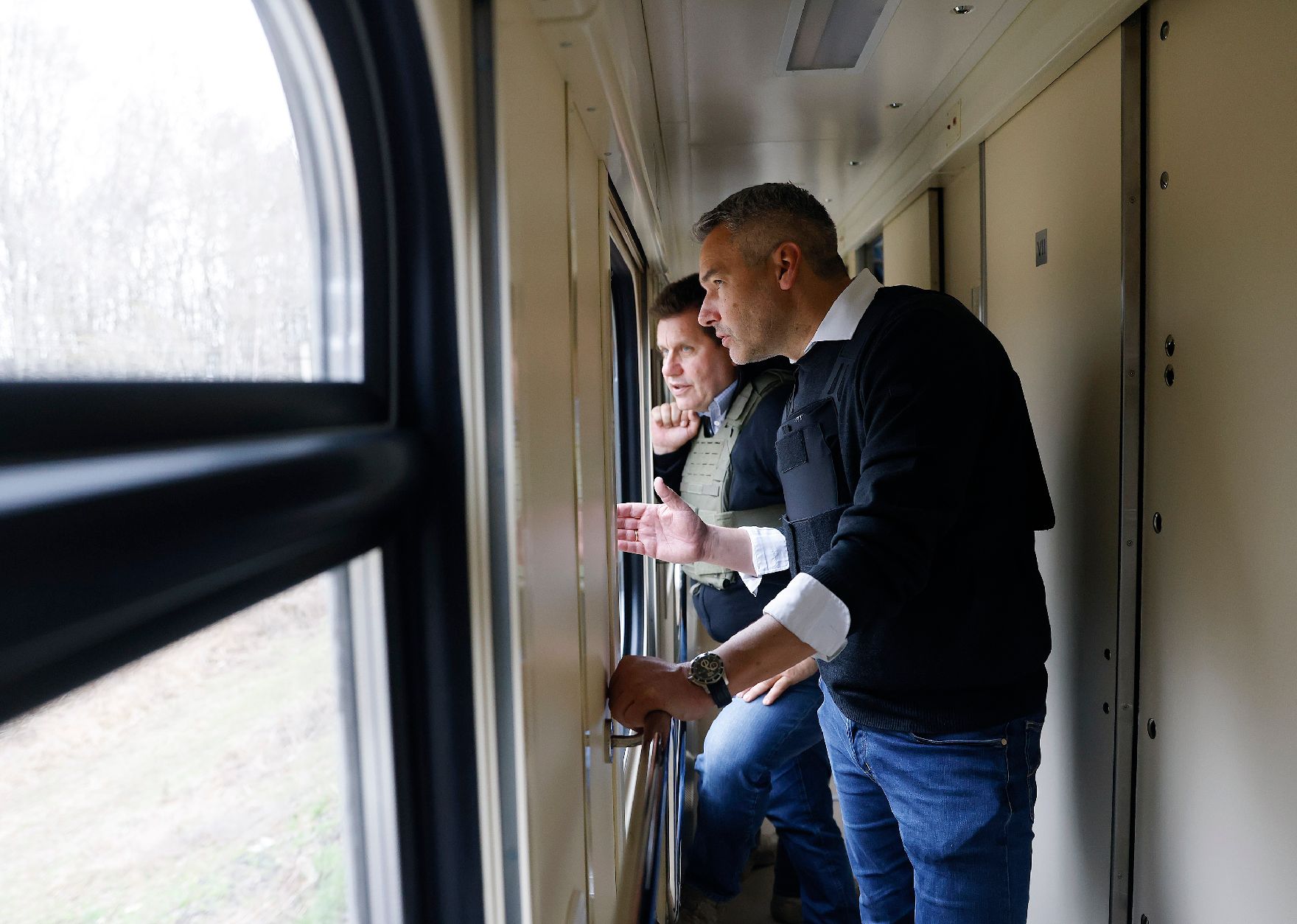 Am 9. April 2022 reiste Bundeskanzler Karl Nehammer (r.) zu einem Arbeitsbesuch nach Kiev. Im Bild mit dem Koordinator Michael Takacs (l.) im Zugfahrt nach Kiev.