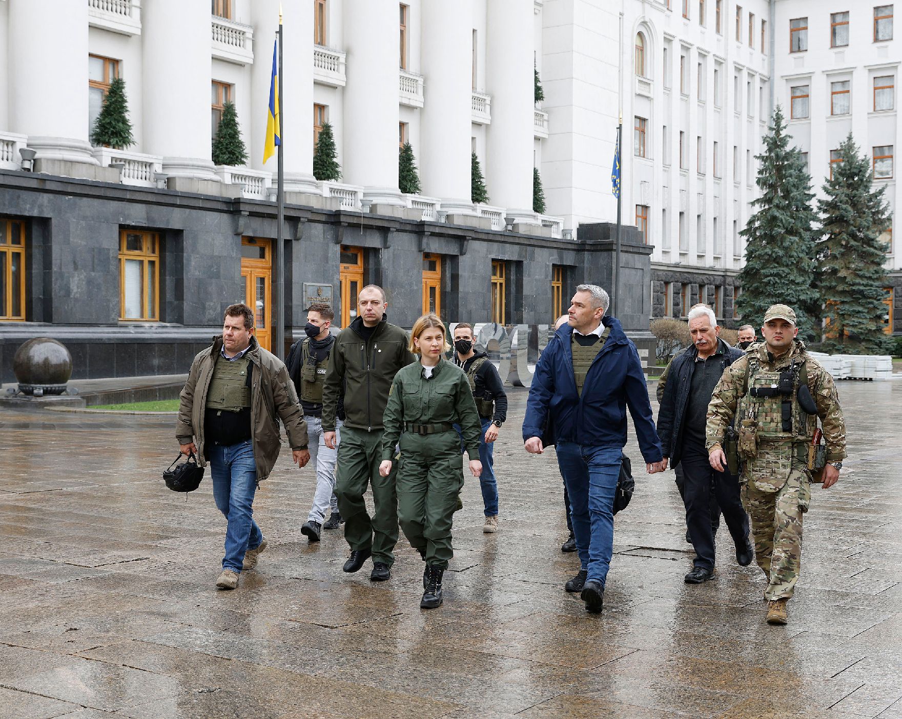 Am 9. April 2022 reiste Bundeskanzler Karl Nehammer zu einem Arbeitsbesuch nach Kiev. Im Bild mit am Weg zu dem ukrainischen Präsidenten Wolodymyr Selenskyj.
