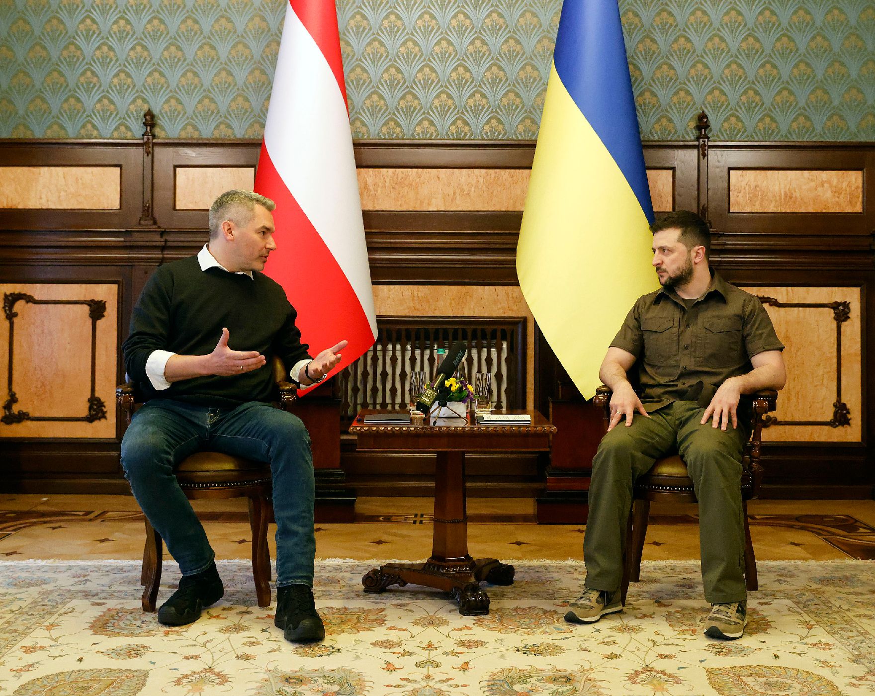Am 9. April 2022 reiste Bundeskanzler Karl Nehammer (l.) zu einem Arbeitsbesuch nach Kiev. Im Bild mit dem ukrainischen Präsidenten Wolodymyr Selenskyj (r.).