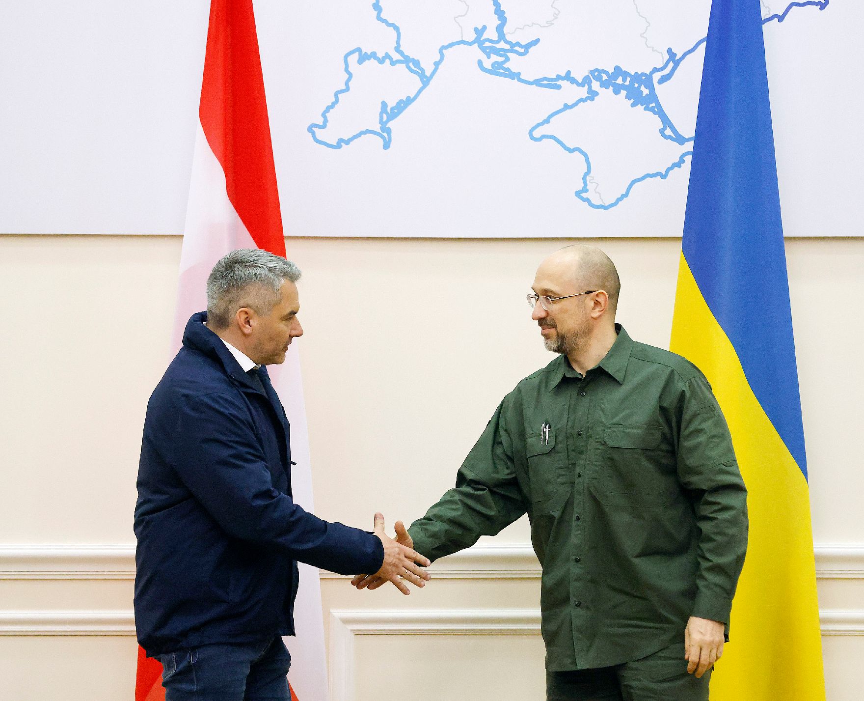 Am 9. April 2022 reiste Bundeskanzler Karl Nehammer (l.) zu einem Arbeitsbesuch nach Kiev. Im Bild mit dem Ministerpräsident der Ukraine Denys Schmyhal (r.).
