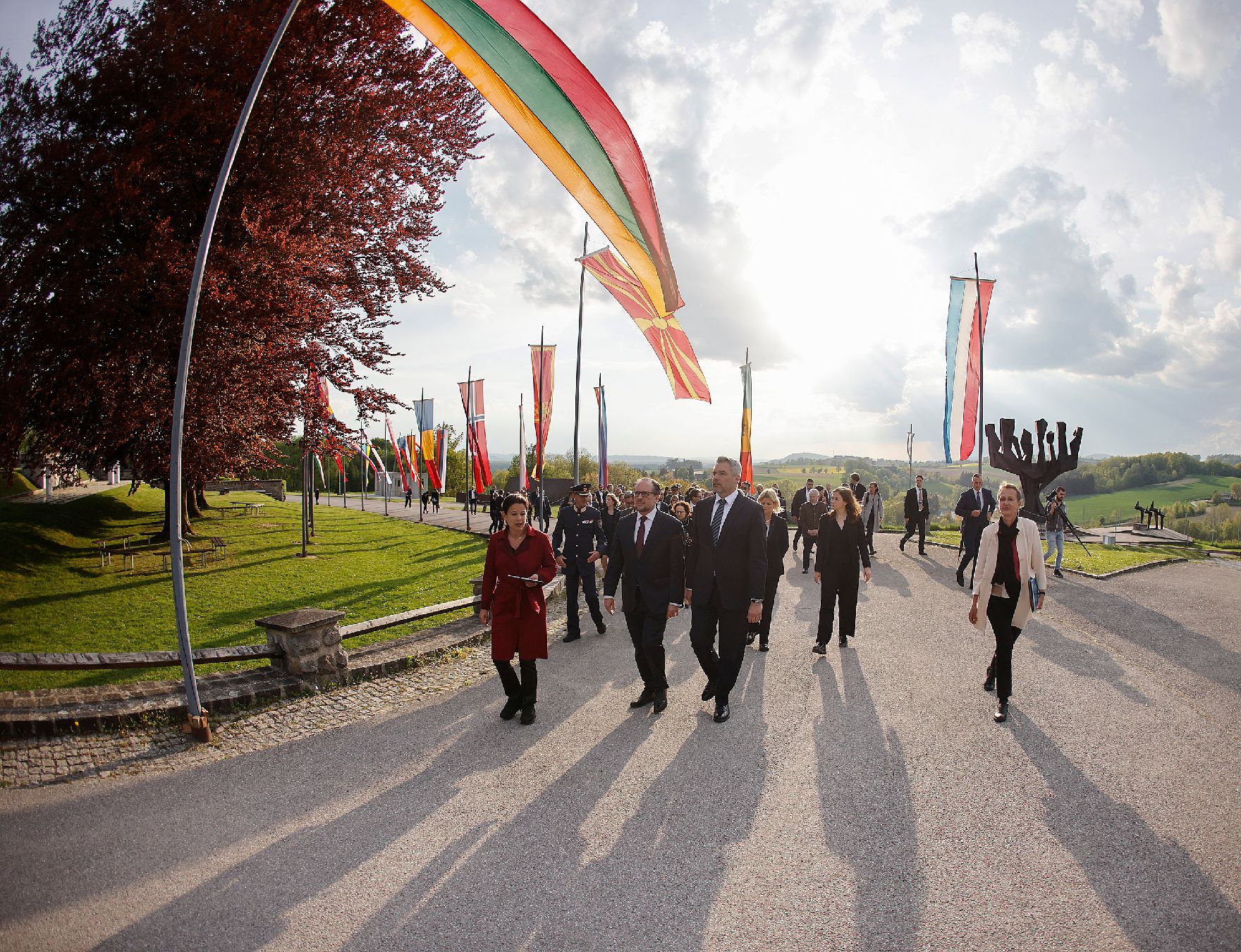 Am 4. Mai 2022 nahm Bundeskanzler Karl Nehammer (m.r.) am Festakt zum Gedenken an die Befreiung des KZ-Gusen und KZ-Mauthausen teil. Im Bild mit Bundesminister Alexander Schallenberg (m.l.).
