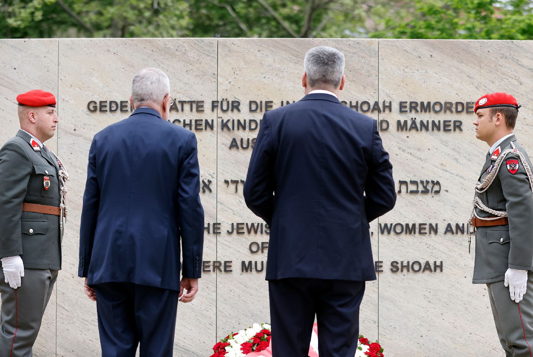 Am 8. Mai 2022 fand eine Kranzniederlegung an der Namensmauer zum Gedenken an die Befreiung vom Nationalsozialismus. Im Bild Bundespräsident Alexander Van der Bellen (l.) und Bundeskanzler Karl Nehammer (r.).