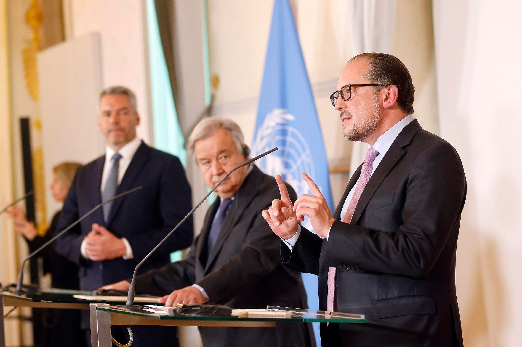 Am 11. Mai 2022 nahmen Bundeskanzler Karl Nehammer (l.), Bundesminister Alexander Schallenberg (r.) und UN Generalsekretär Antonio Guterres (m.) an einer Pressekonferenz teil.