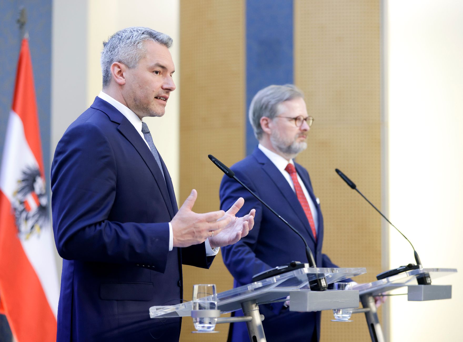 Am 17. Mai 2022 reiste Bundeskanzler Karl Nehammer (l.) zu einem Arbeitsbesuch nach Prag. Im Bild mit dem tschechischen Ministerpräsidenten Petr Fiala (r.) bei der Pressekonferenz.