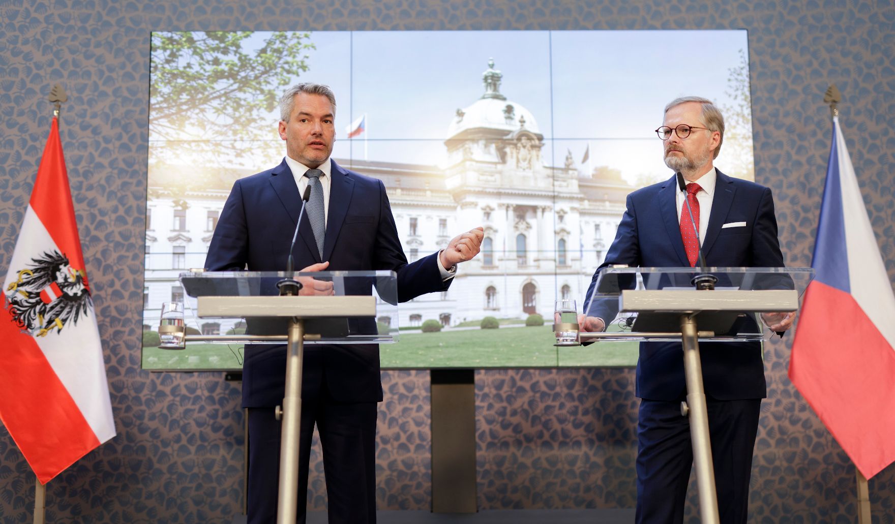 Am 17. Mai 2022 reiste Bundeskanzler Karl Nehammer (l.) zu einem Arbeitsbesuch nach Prag. Im Bild mit dem tschechischen Ministerpräsidenten Petr Fiala (r.) bei der Pressekonferenz.