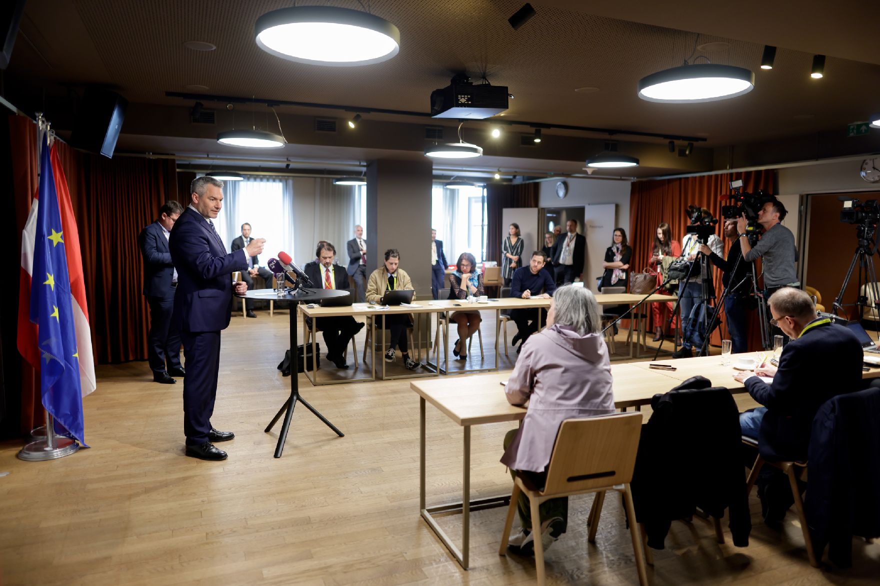 Am 30. Mai 2022 nahm Bundeskanzler Karl Nehammer am Europäischen Rat der Staats- und Regierungschefs teil. Im Bild beim Pressestatement vor dem Rat.