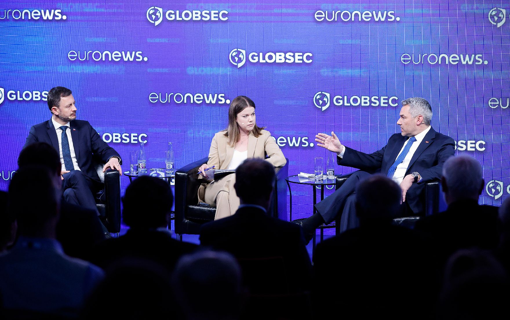Am 3. Mai 2022 reiste Bundeskanzler Karl Nehammer (r.) zum GLOBSEC2022 Forum nach Bratislava. Im Bild bei der Paneldiskussion.