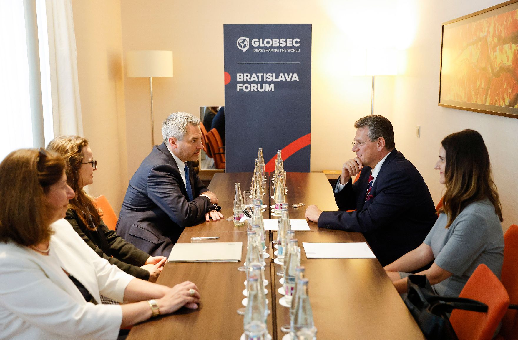 Am 3. Mai 2022 reiste Bundeskanzler Karl Nehammer (2.v.l.) zum GLOBSEC2022 Forum nach Bratislava. Im Bild mit dem EU-Kommissions Vizepräsident Maros Sefcovic (2.v.r.).