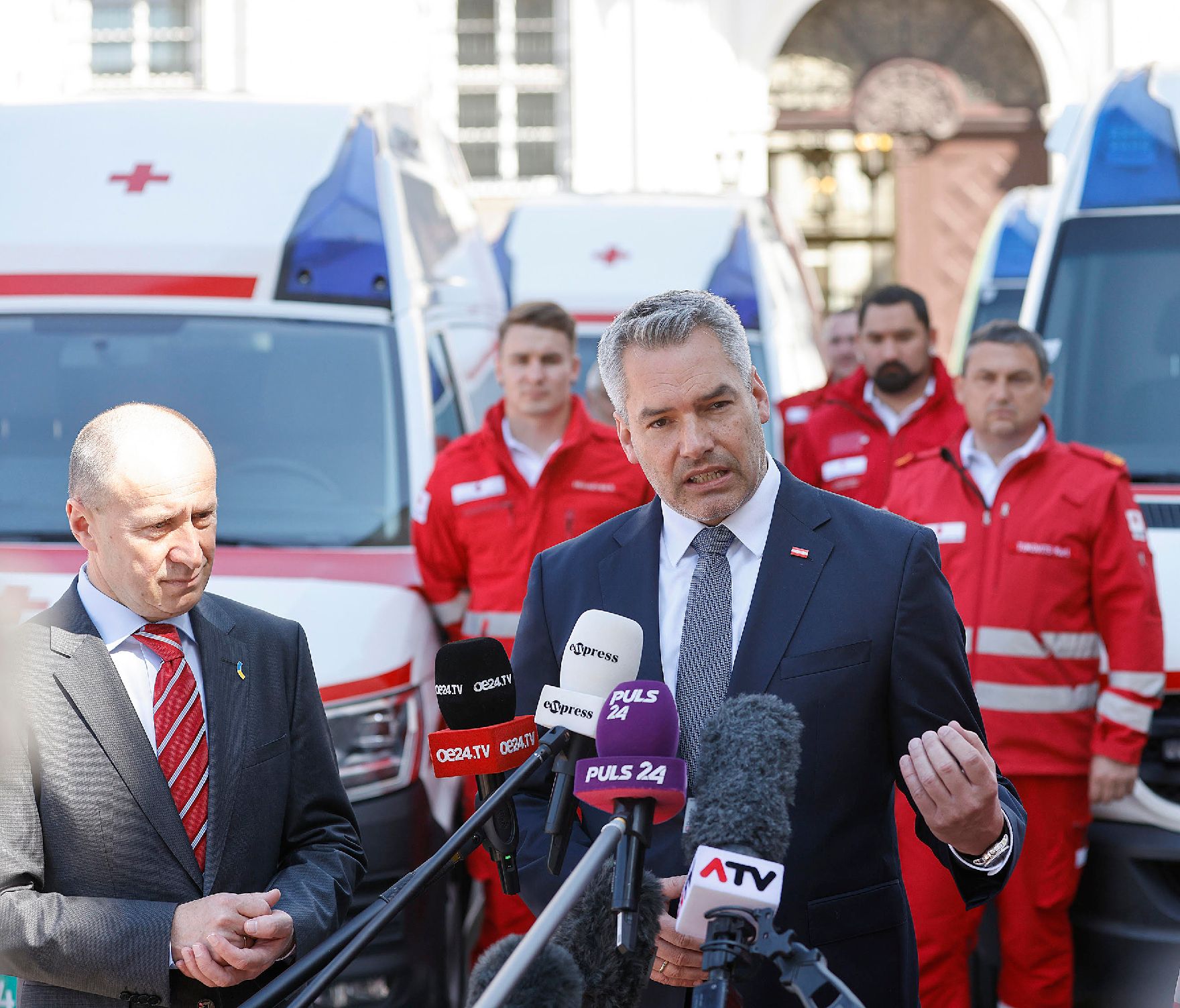 Am 03. Juni 2022 verabschiedete Bundeskanzler Karl Nehammer (r.) gespendete Rettungsfahrzeuge in die Ukraine.