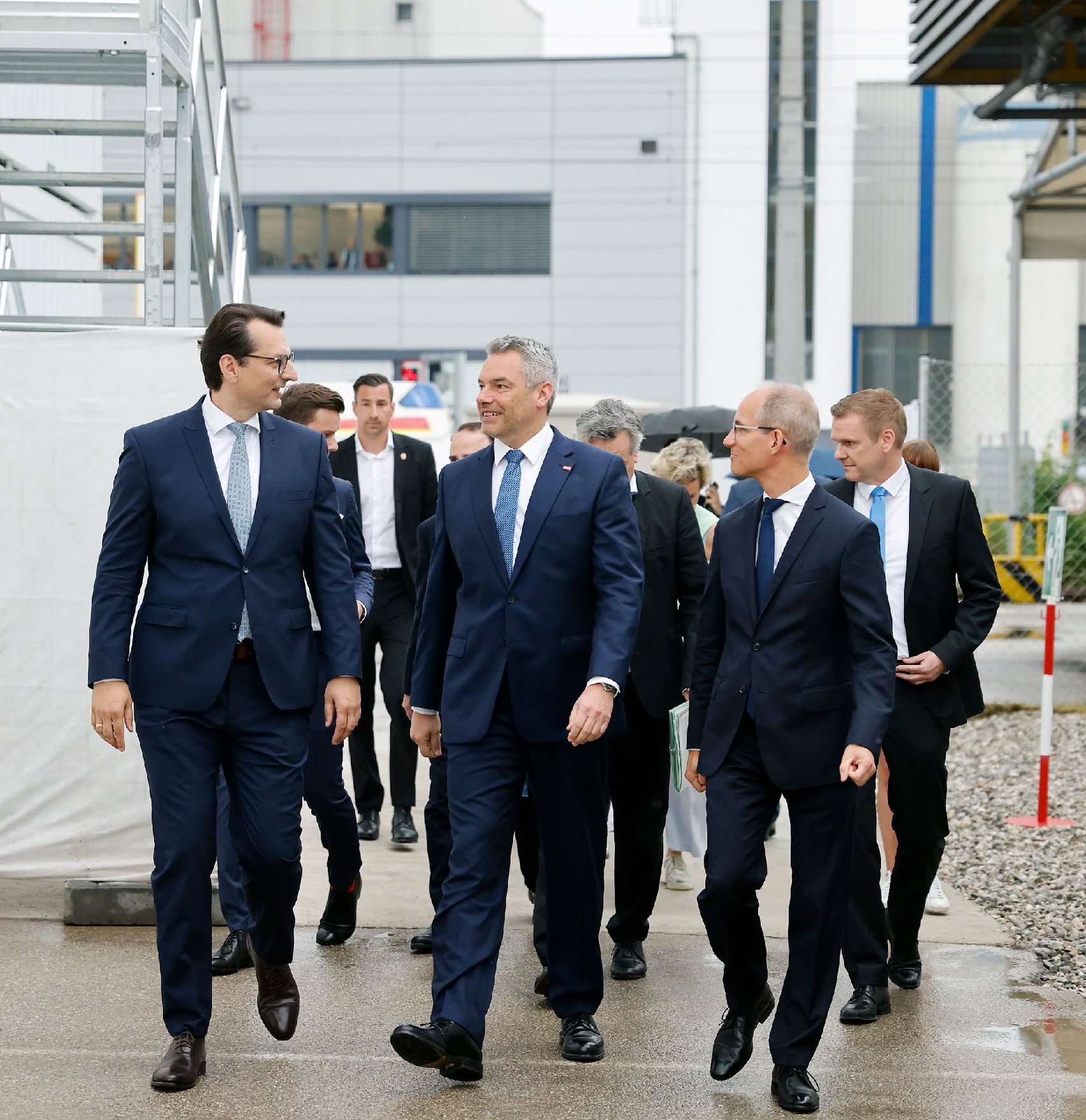 Am 20. Juni 2022 besuchte Bundeskanzler Karl Nehammer (m.) den BMW Produktionsstandort Steyr.