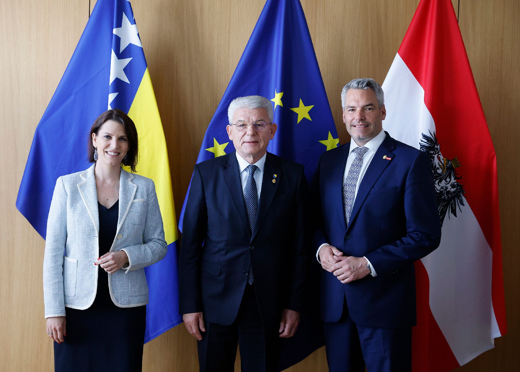 Am 23. Juni 2022 nahm Bundeskanzler Karl Nehammer (r.) am Europäischen Rat der Staats- und Regierungschefs teil. Im Bild mit Bundesministerin Karoline Edtstadler (l.) und Šefik Džaferović (m.), dem bosnischen Mitglied des Staatspräsidiums von Bosnien und Herzegowina.