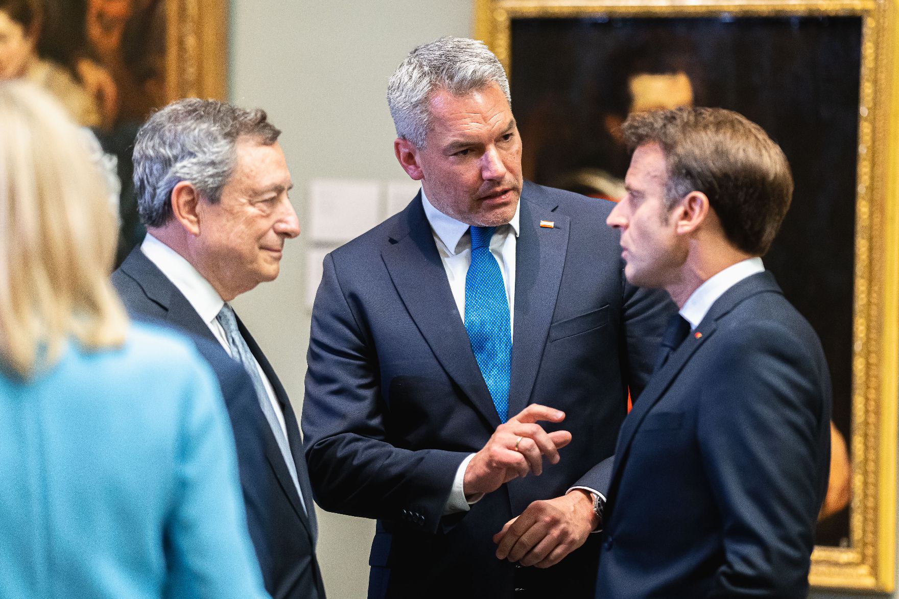 Am 29. Juni 2022 reiste Bundeskanzler Karl Nehammer (m.) zum "Euroatlantischen Abendessen" der NATO-Gipfelteilnehmer im Madrider Prado-Museum. Im Bild mit dem Staatspräsident der Französischen Republik, Emmanuel Macron (r.)