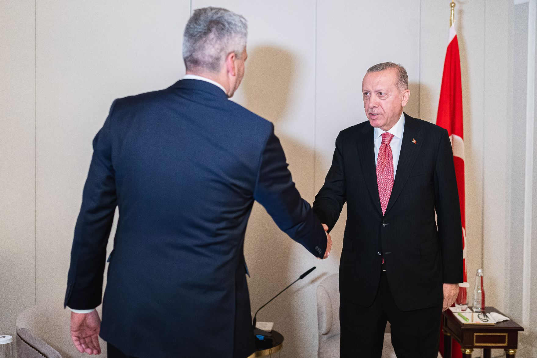 Am 29. Juni 2022 reiste Bundeskanzler Karl Nehammer (r.) zum "Euroatlantischen Abendessen" der NATO-Gipfelteilnehmer im Madrider Prado-Museum. Im Bild mit dem türkischen Präsidenten, Recep Tayyip Erdoğan (l.)