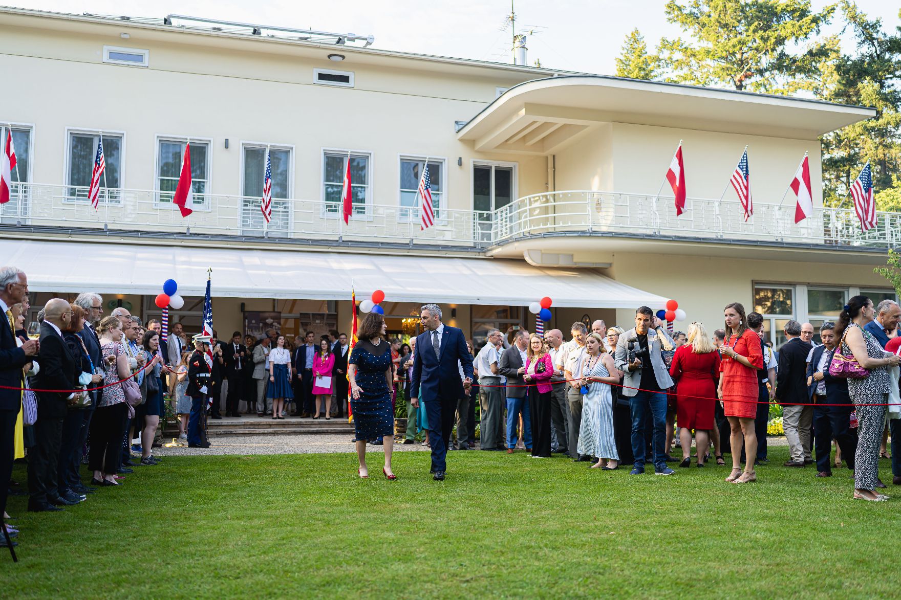 Am 06. Juli 2022 war Bundeskanzler Karl Nehammer (r.) bei den Feierlichkeiten zum 4. Juli in der Residenz der US Botschafterin, Victoria Kennedy (l.).