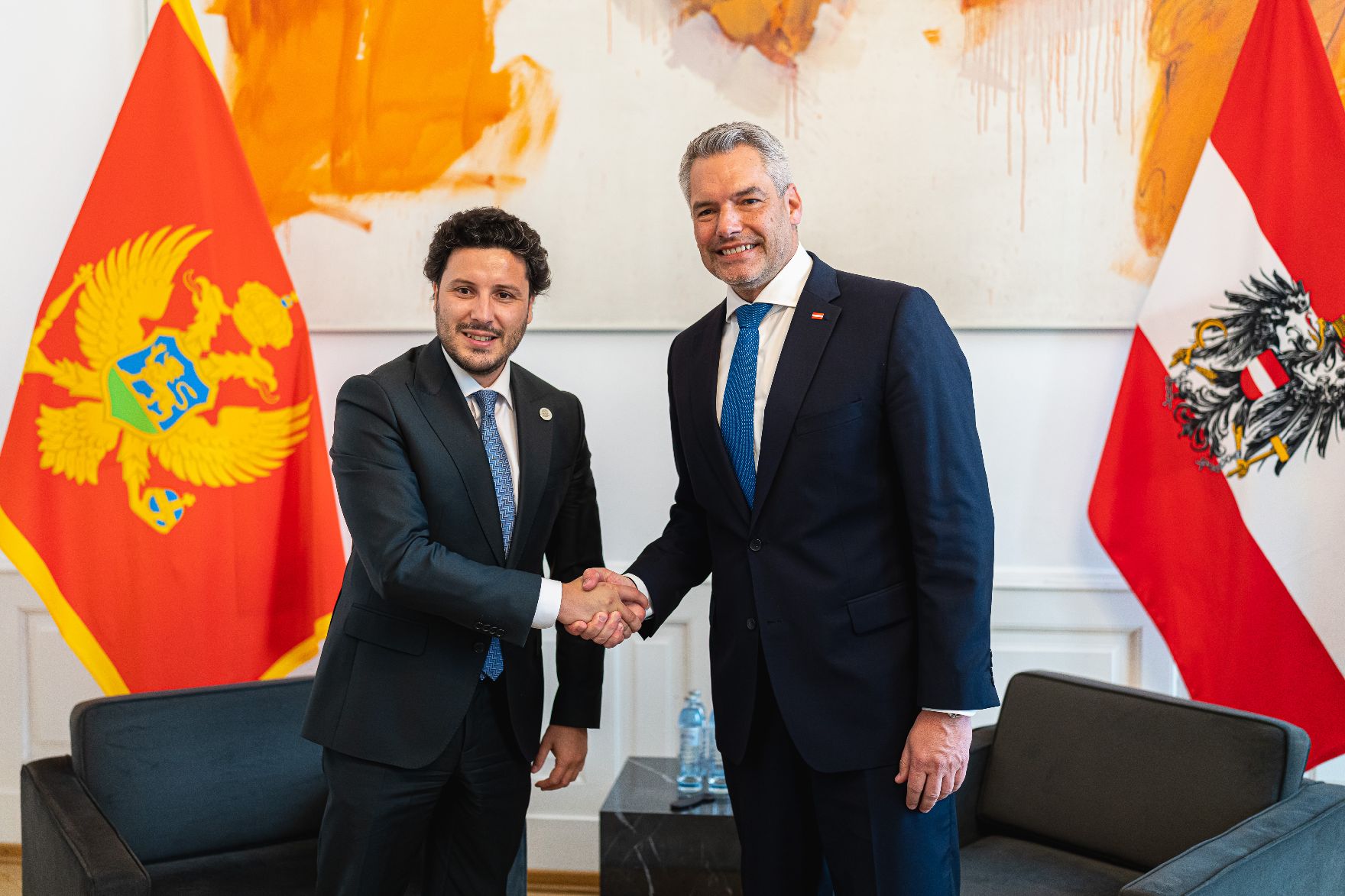 Am 07. Juli 2022 empfing Bundeskanzler Karl Nehammer (r.) den Montenegrischen Ministerpräsident Dritan Abazović (l.) zu einem Arbeitsgespräch.