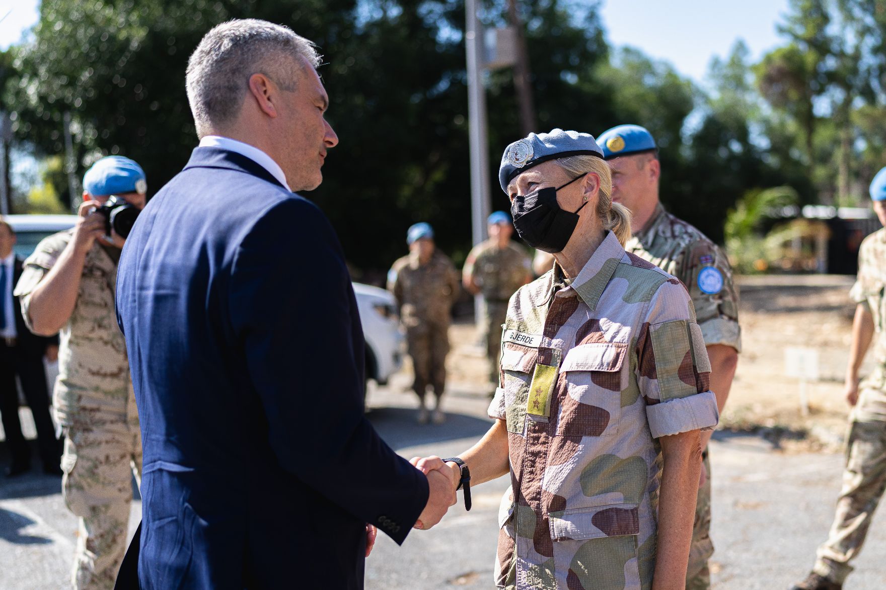 Am 13. Juli 2022 reiste Bundeskanzler Karl Nehammer (l.) nach Nikosia. Im Bild beim Zusammentreffen mit SoldatInnen der UNFICYP.