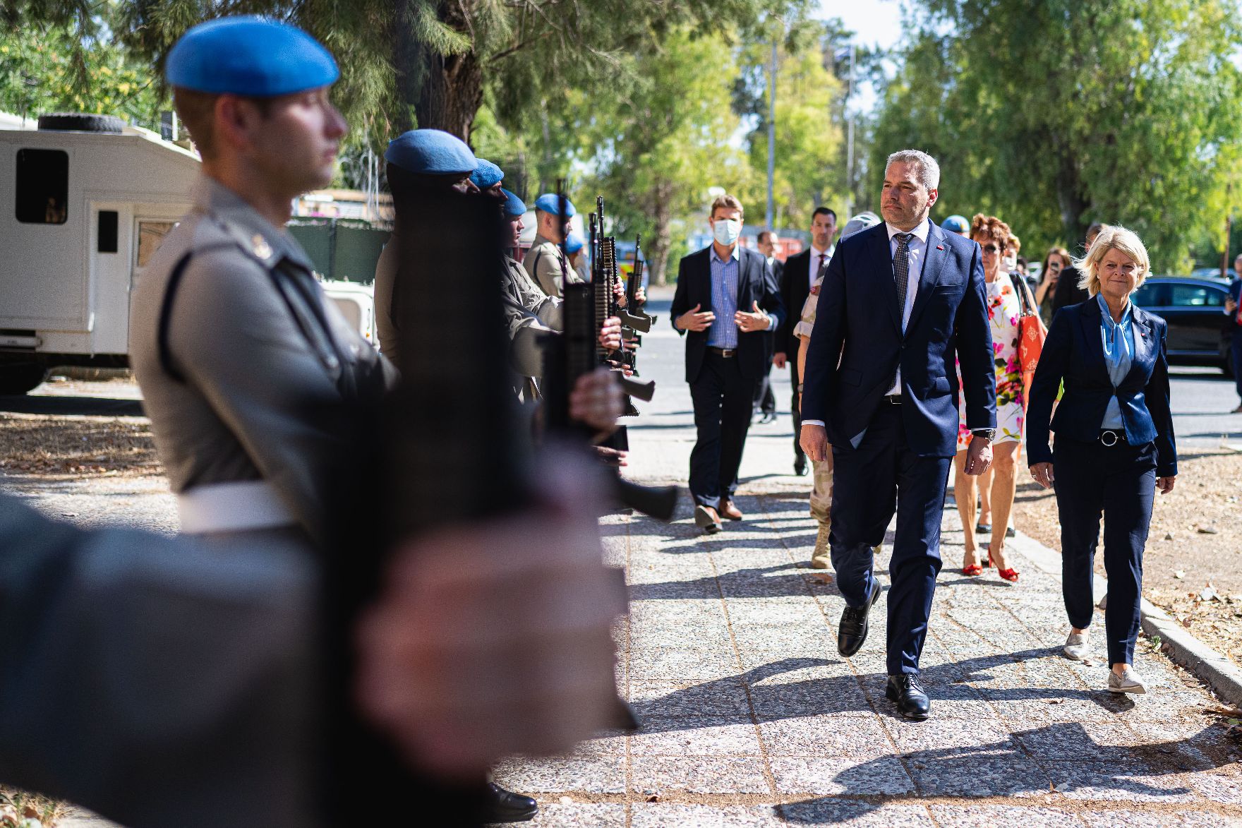 Am 13. Juli 2022 reiste Bundeskanzler Karl Nehammer nach Nikosia. Im Bild beim Zusammentreffen mit SoldatInnen der UNFICYP.