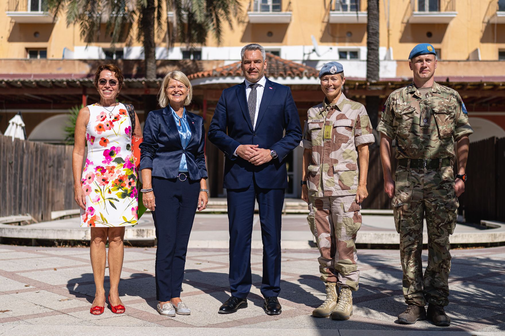 Am 13. Juli 2022 reiste Bundeskanzler Karl Nehammer (m.) nach Nikosia. Im Bild beim Zusammentreffen mit SoldatInnen der UNFICYP.