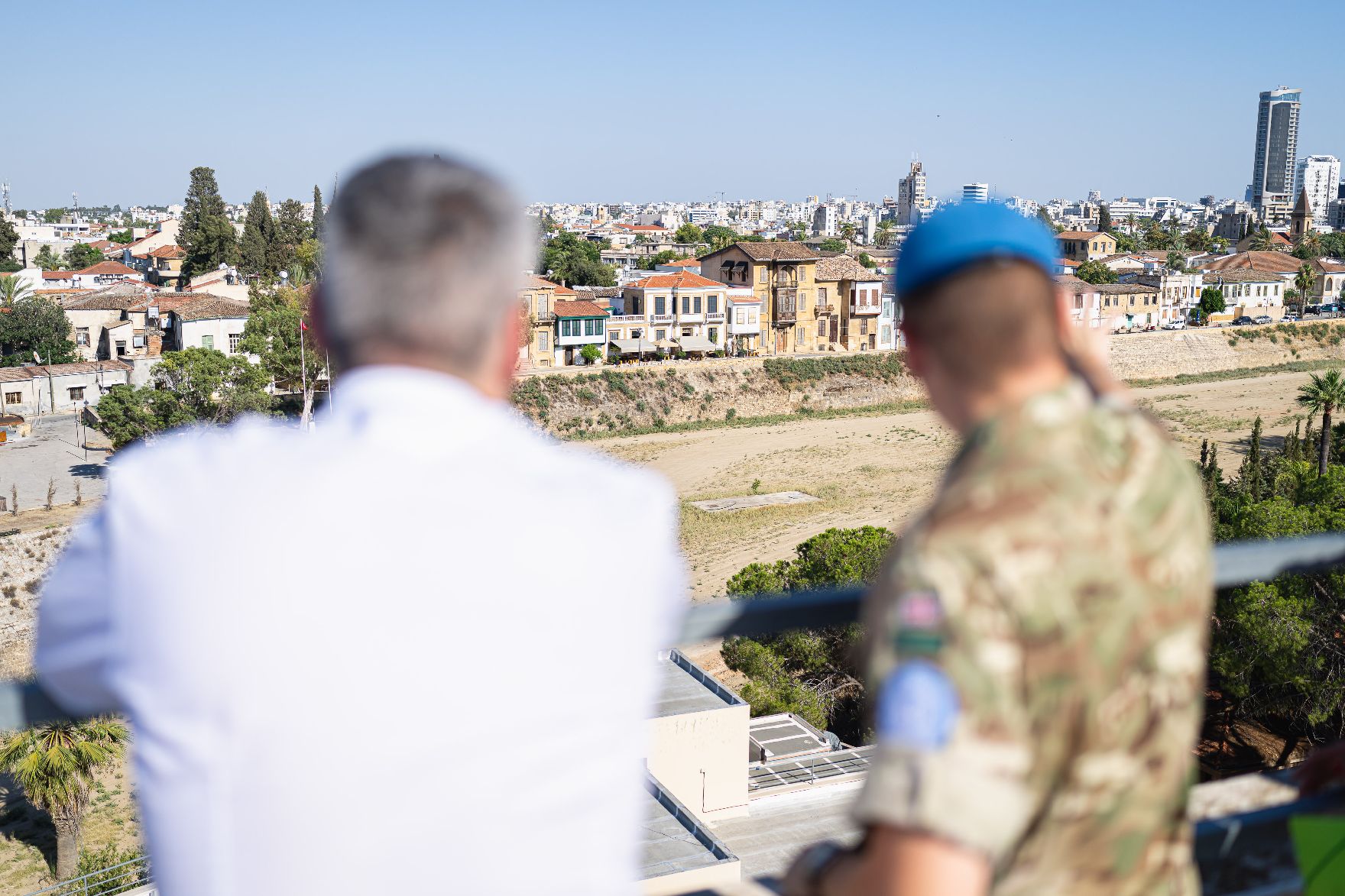 Am 13. Juli 2022 reiste Bundeskanzler Karl Nehammer (l.) nach Nikosia. Im Bild beim Zusammentreffen mit SoldatInnen der UNFICYP mit Blick über die Pufferzone.