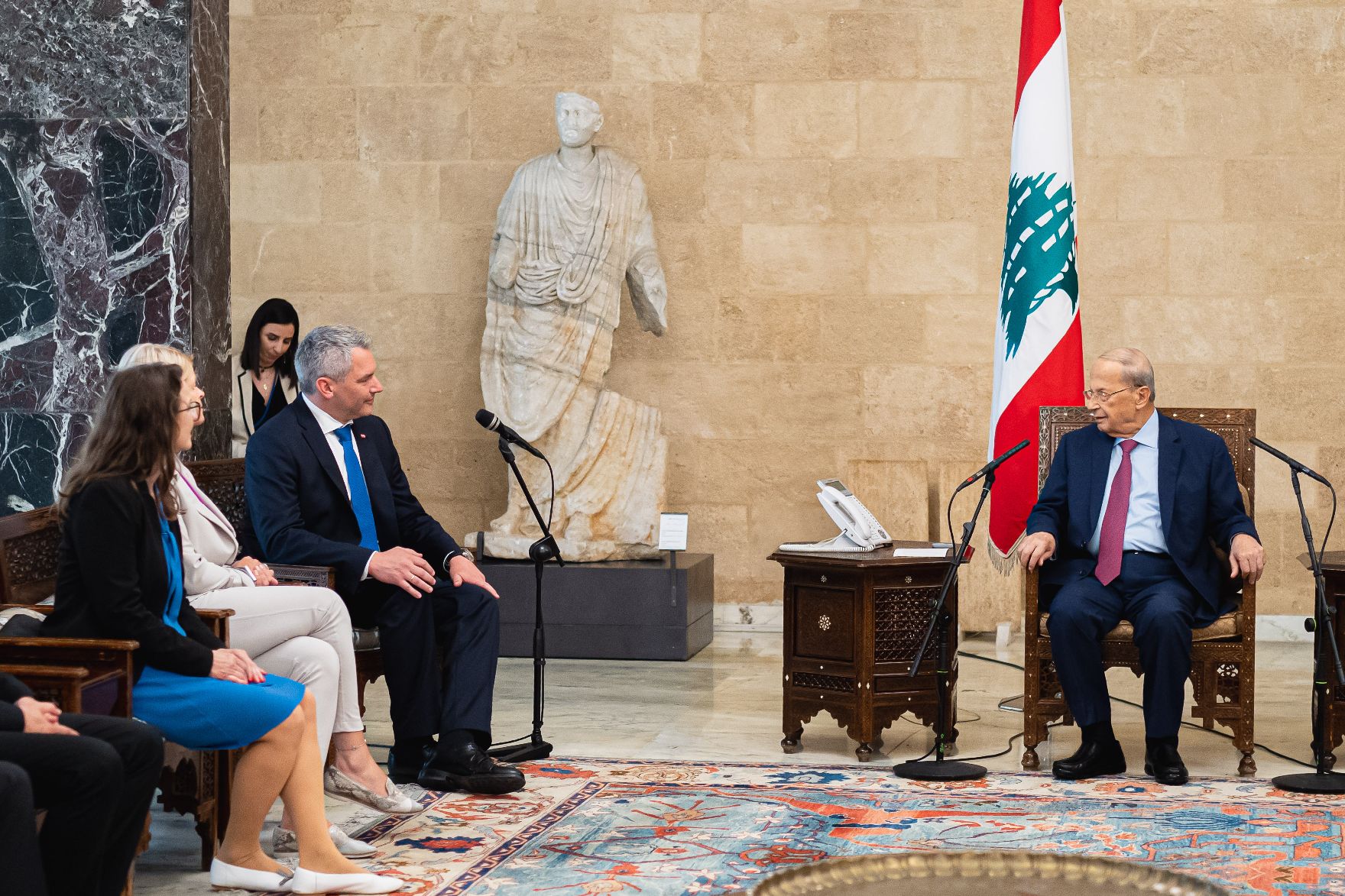 Am 14. Juli 2022 reiste Bundeskanzler Karl Nehammer (l.) nach Beirut. Im Bild beim Treffen mit dem libanesischen Präsidenten Michel Aoun (r.).